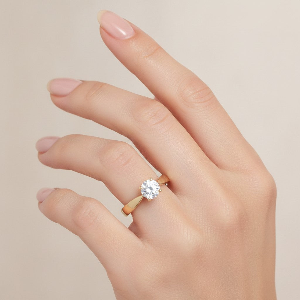 Jade18k Aitana engagement ring in 18k yellow gold with a round-cut cubic zirconia stone.
