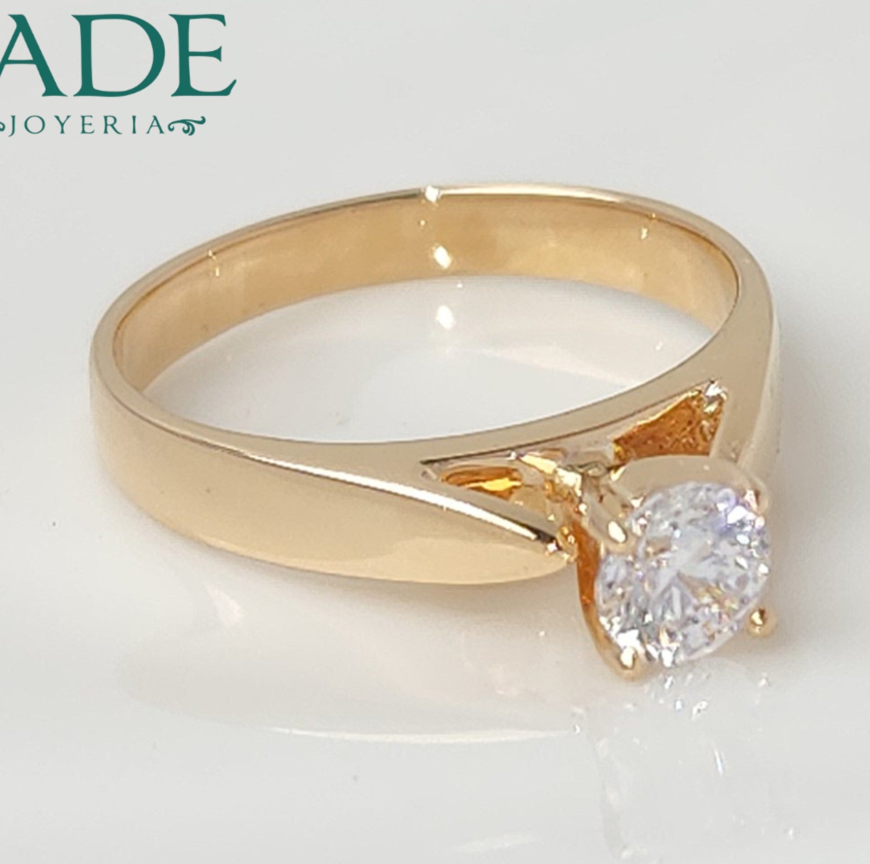 Jade18k Aitana engagement ring in 18k yellow gold with a round-cut cubic zirconia stone.