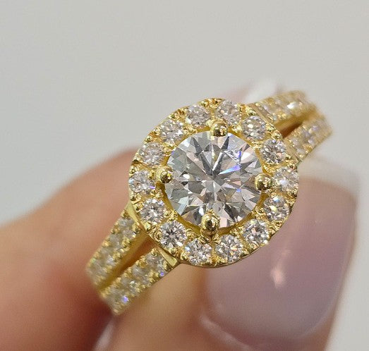 Jade18k Raquel engagement ring in 18k yellow gold with a central round-cut zircon surrounded by a halo of smaller stones.