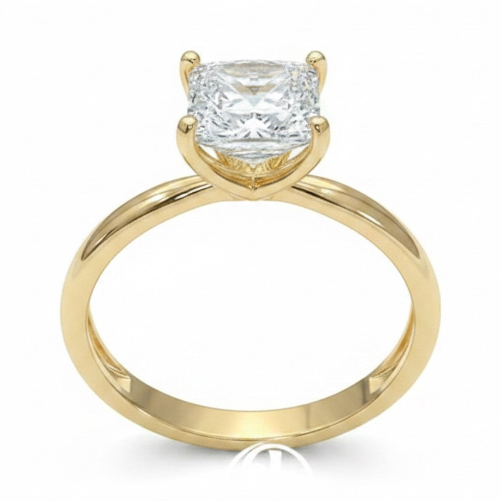 Jade18k Susy engagement ring in 18k yellow gold with a princess-cut cubic zirconia stone.