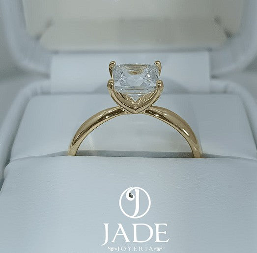 Jade18k Susy engagement ring in 18k yellow gold with a princess-cut cubic zirconia stone.