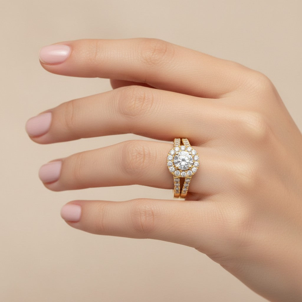 Jade18k Raquel engagement ring in 18k yellow gold with a central round-cut zircon surrounded by a halo of smaller stones.