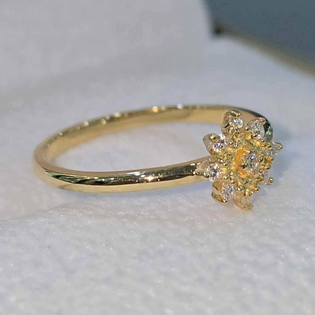 Jade18k yellow gold 18k ring with moissanite stones in a floral design.