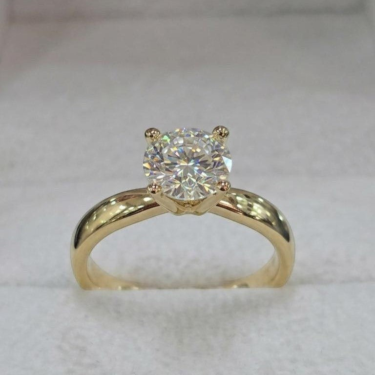 Jade18k 18k yellow gold ring with a brilliant cut moissanite center stone, 5.37g.