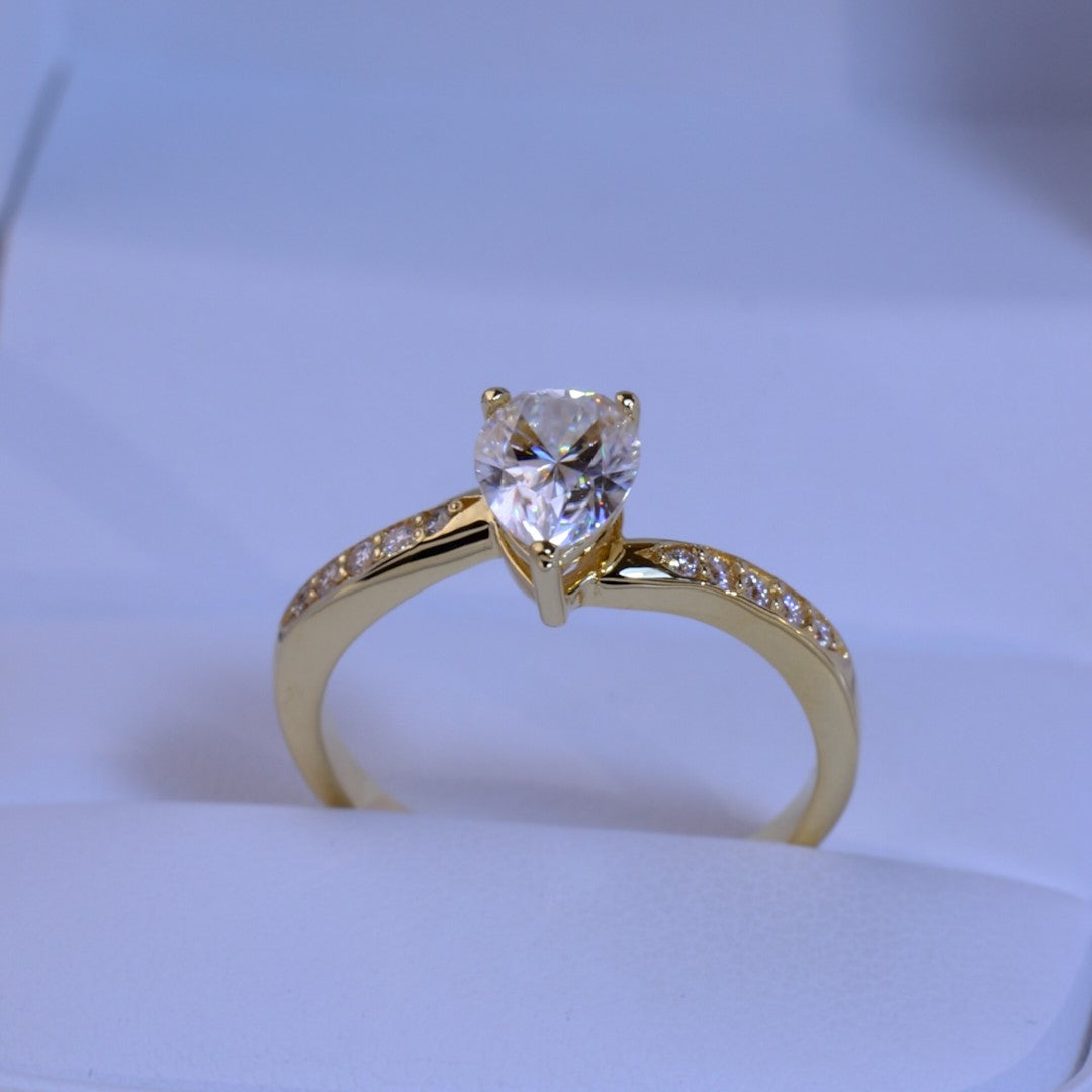 Anillo de compromiso con moisanitas Gotas de amor