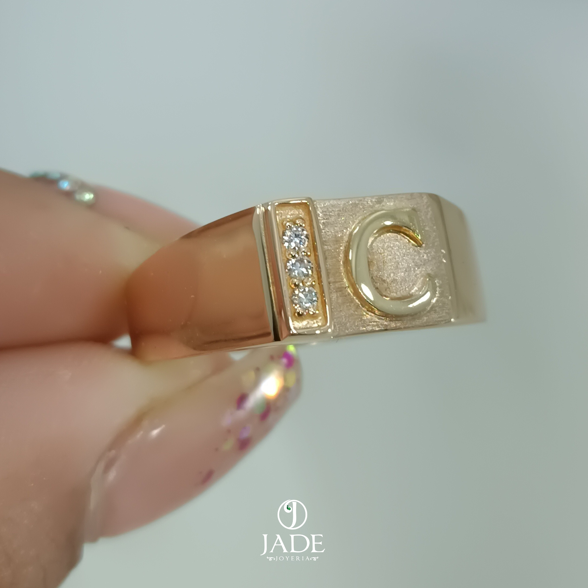 Anillo con letra de inicial