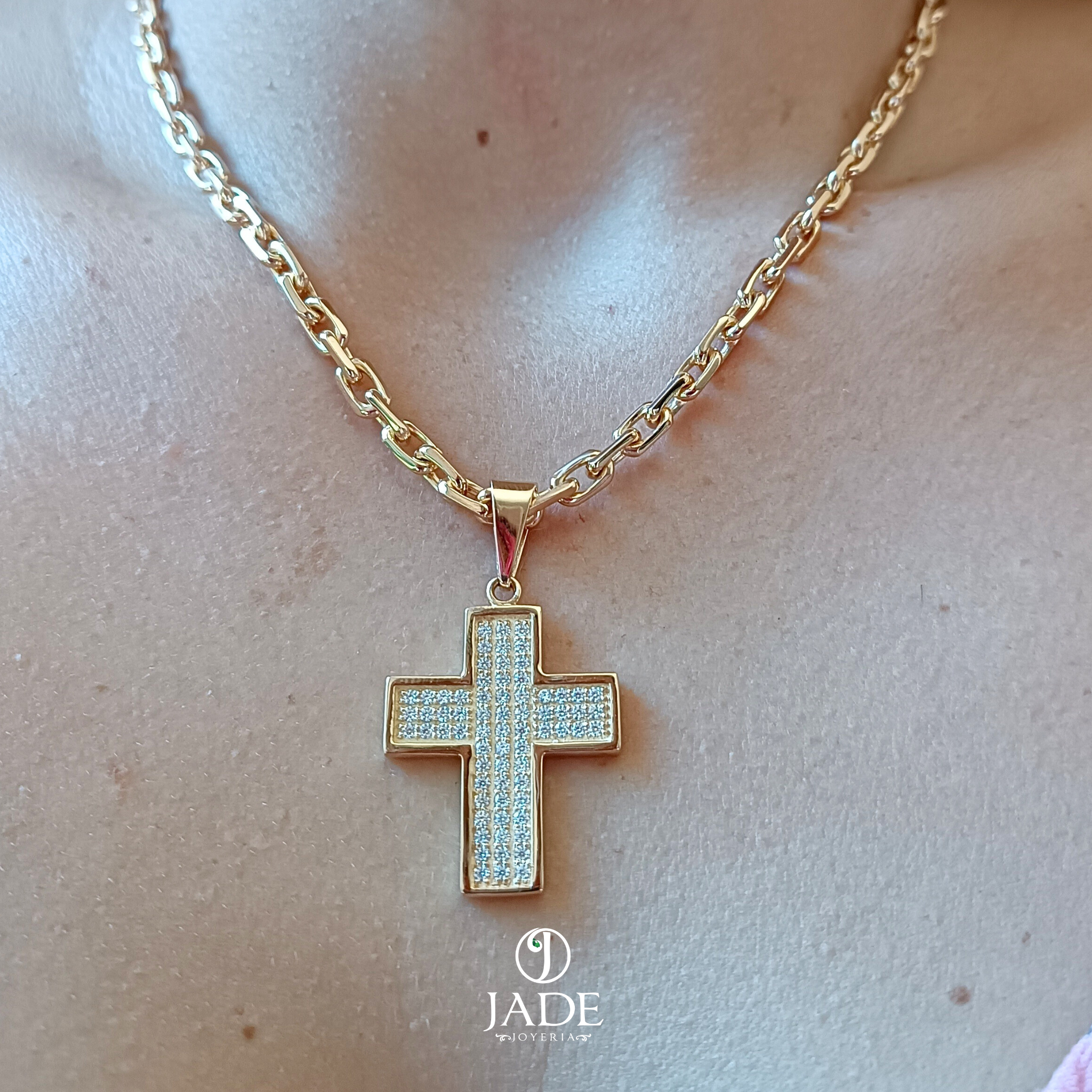 Collar de cruz con piedras