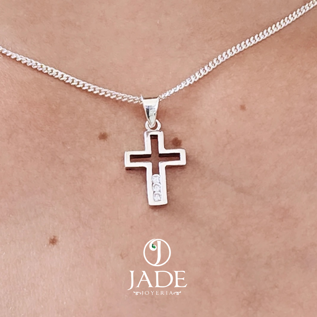 Dije con cruz leonar en plata ley