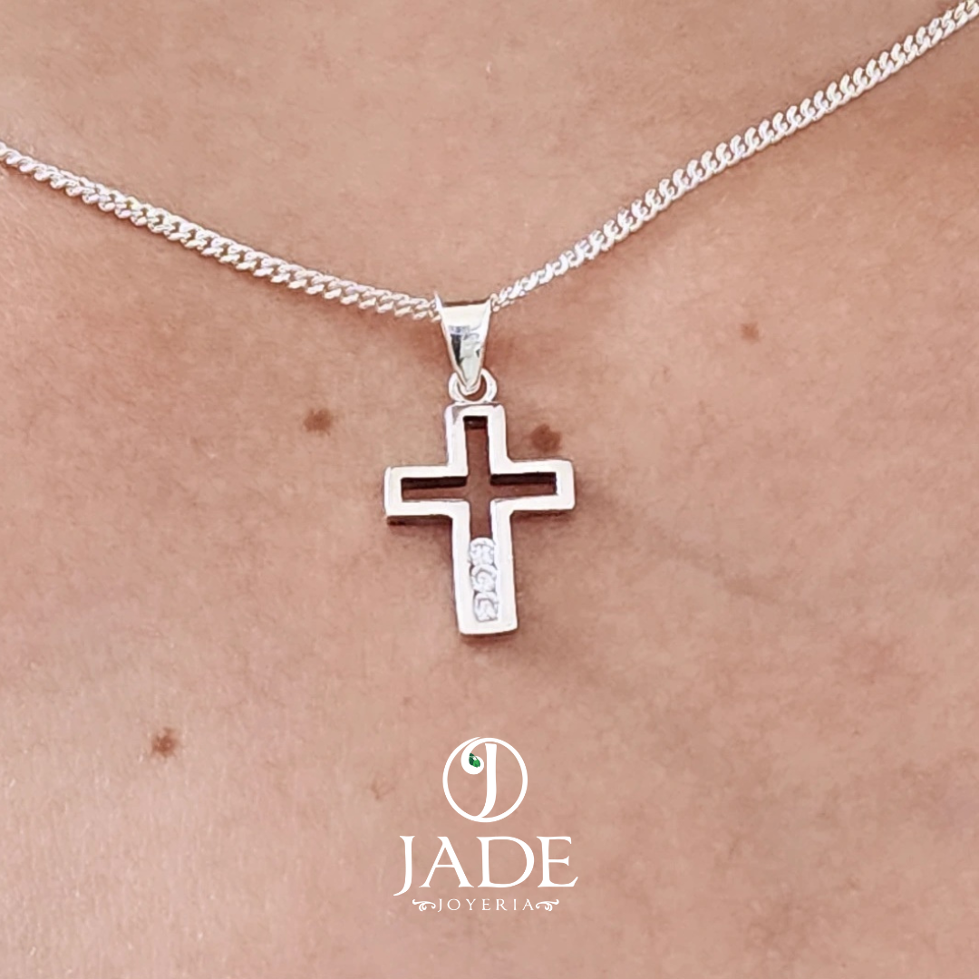 Dije con cruz leonar en plata ley