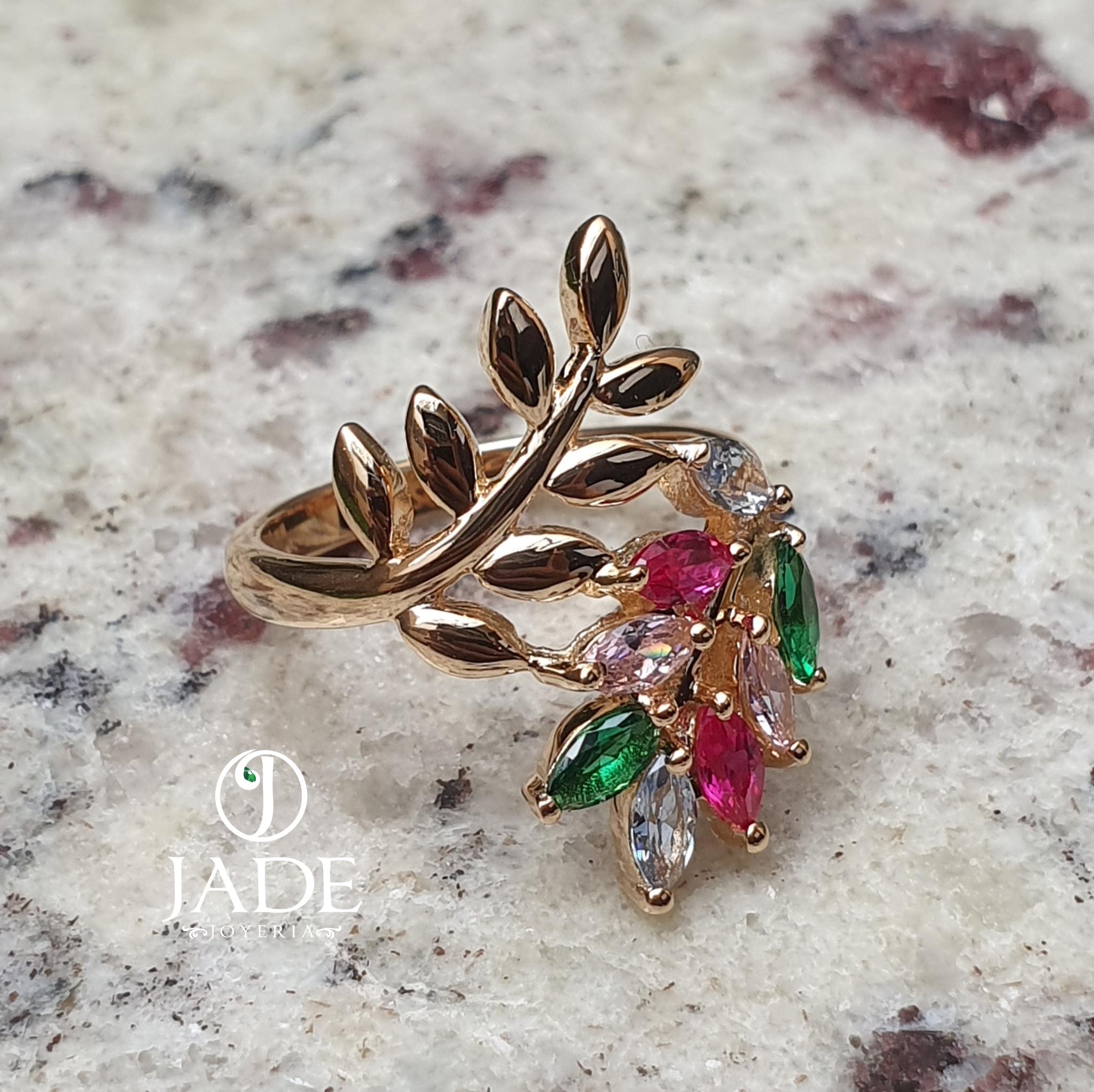 Anillo de hojas con piedras de colores