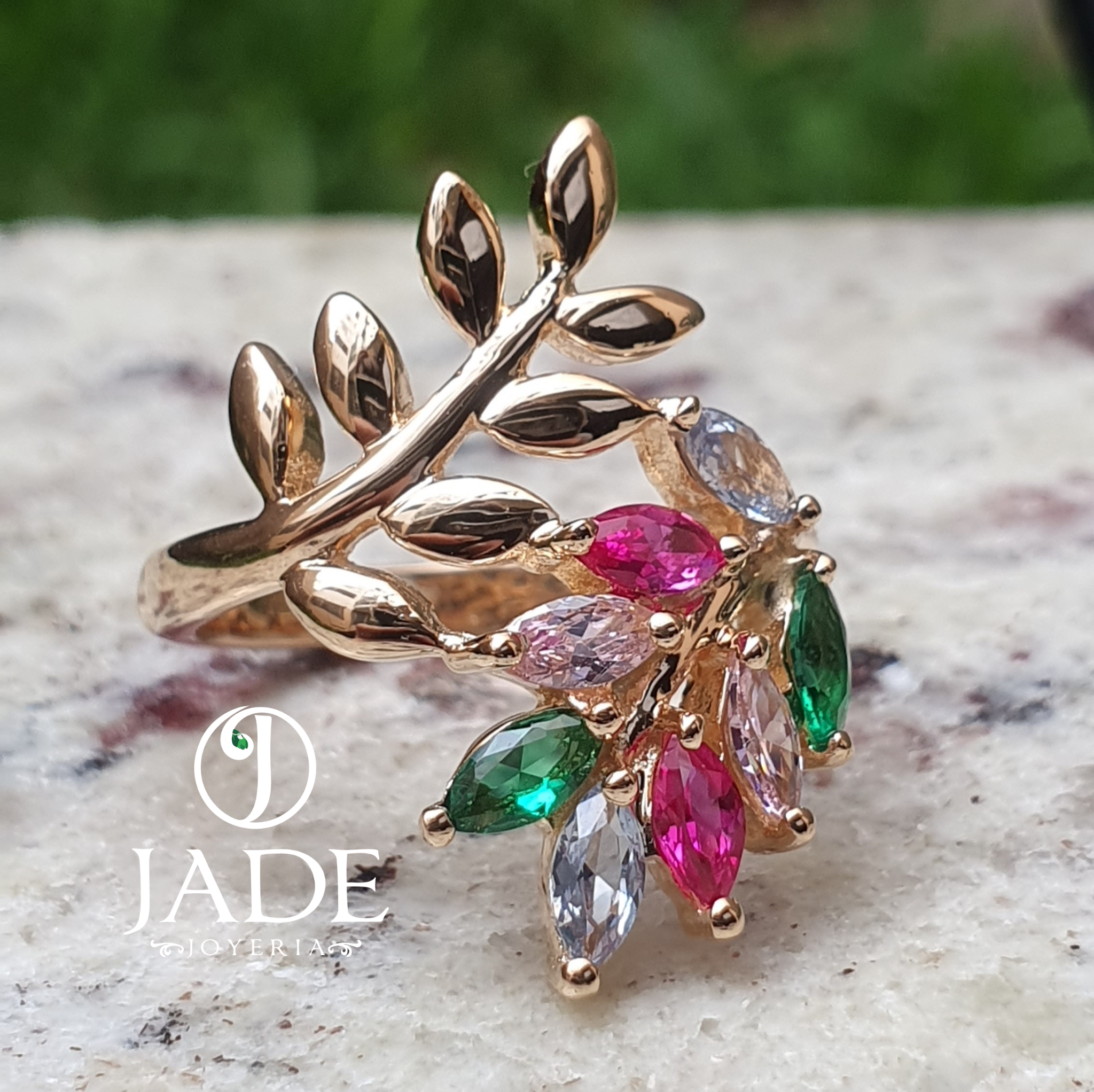 Anillo de hojas con piedras de colores
