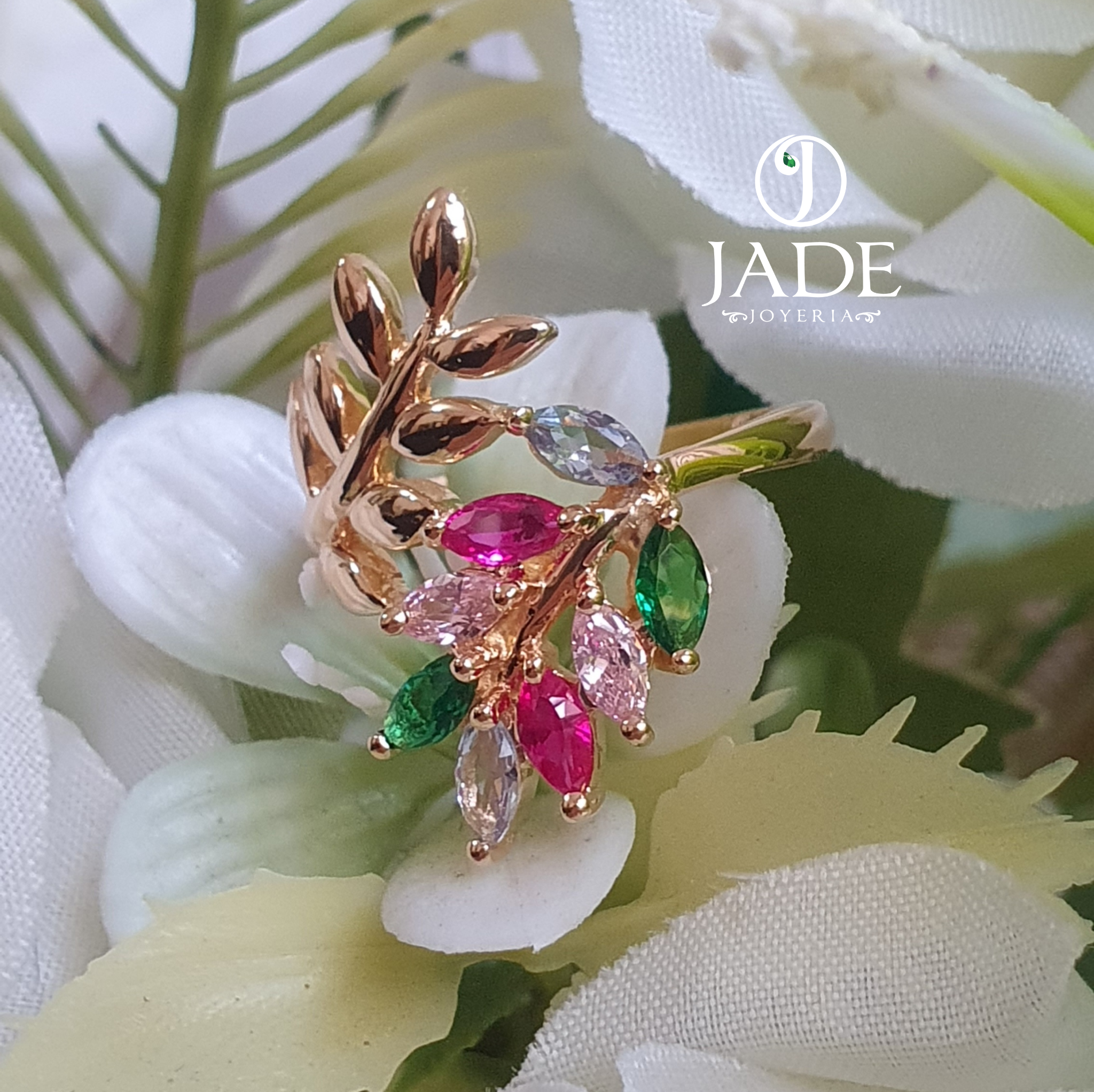 Anillo de hojas con piedras de colores