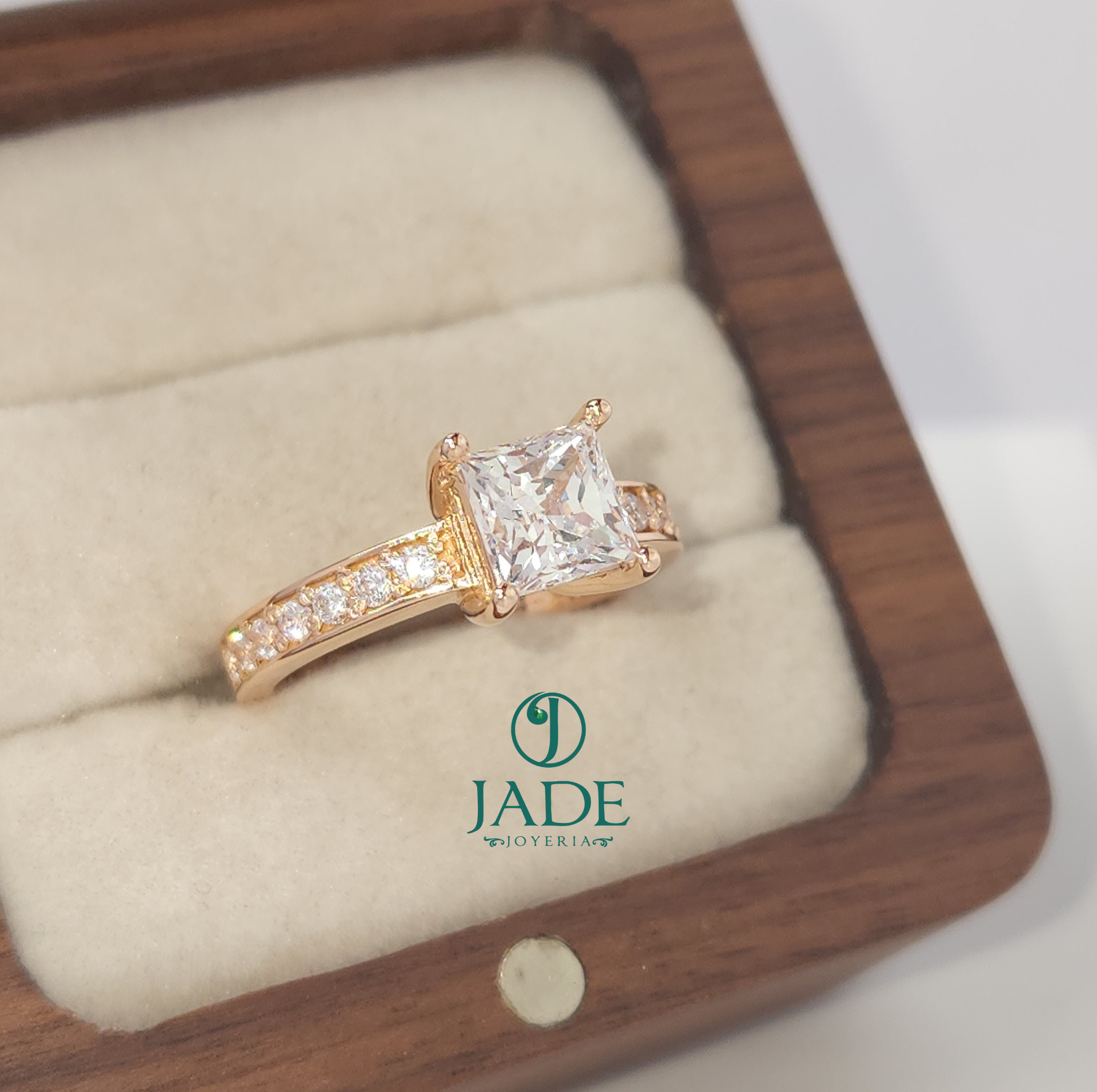 Anillo de Compromiso "Merlina "