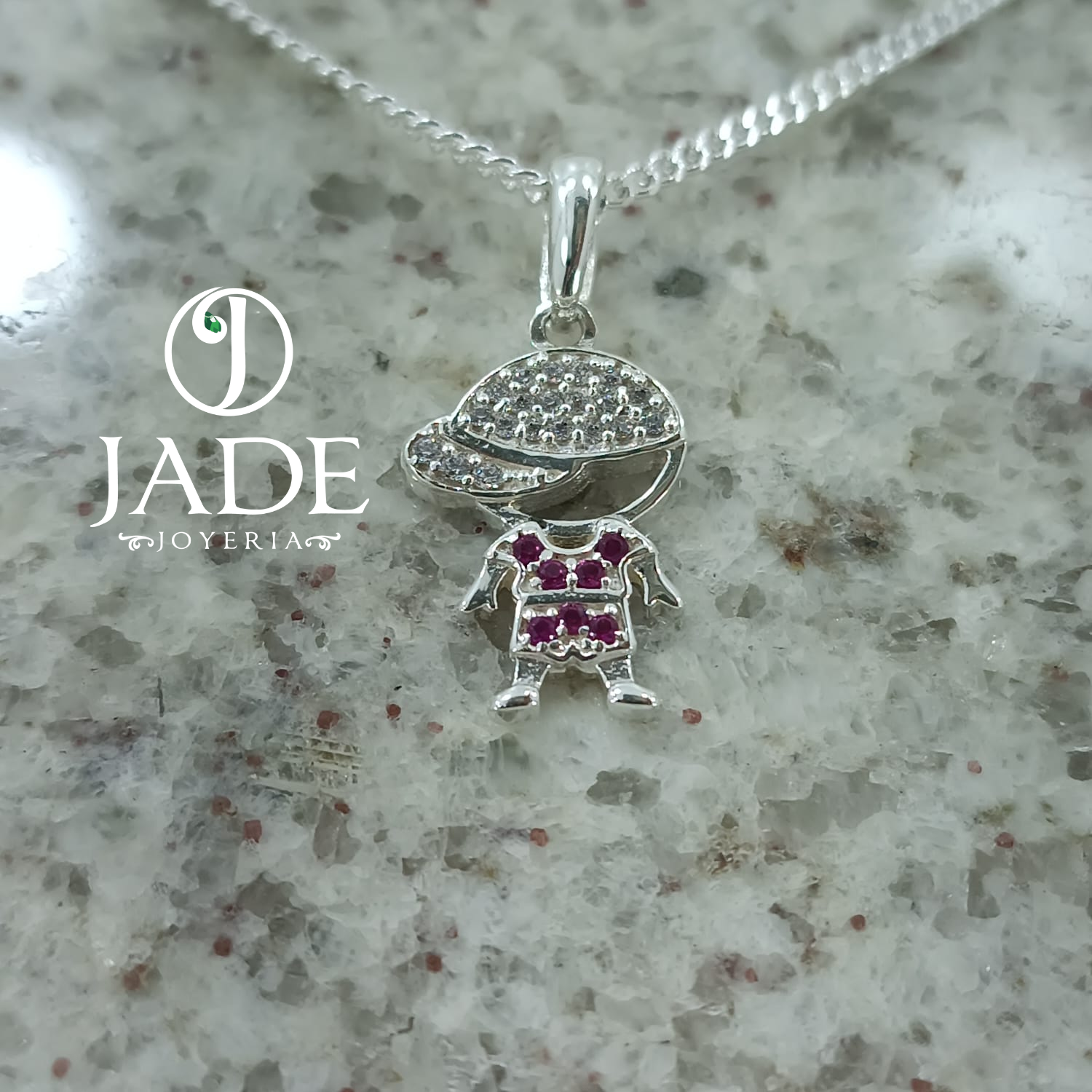 Dije de niño con gorra en plata ley