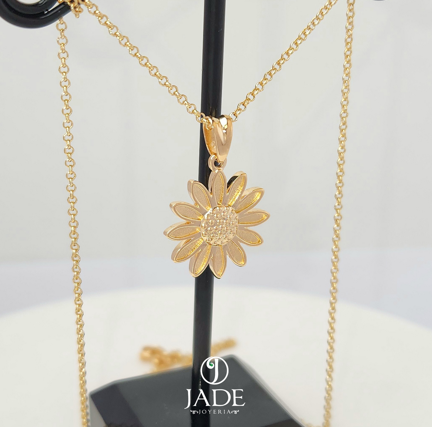 Dije de girasol en oro 18k