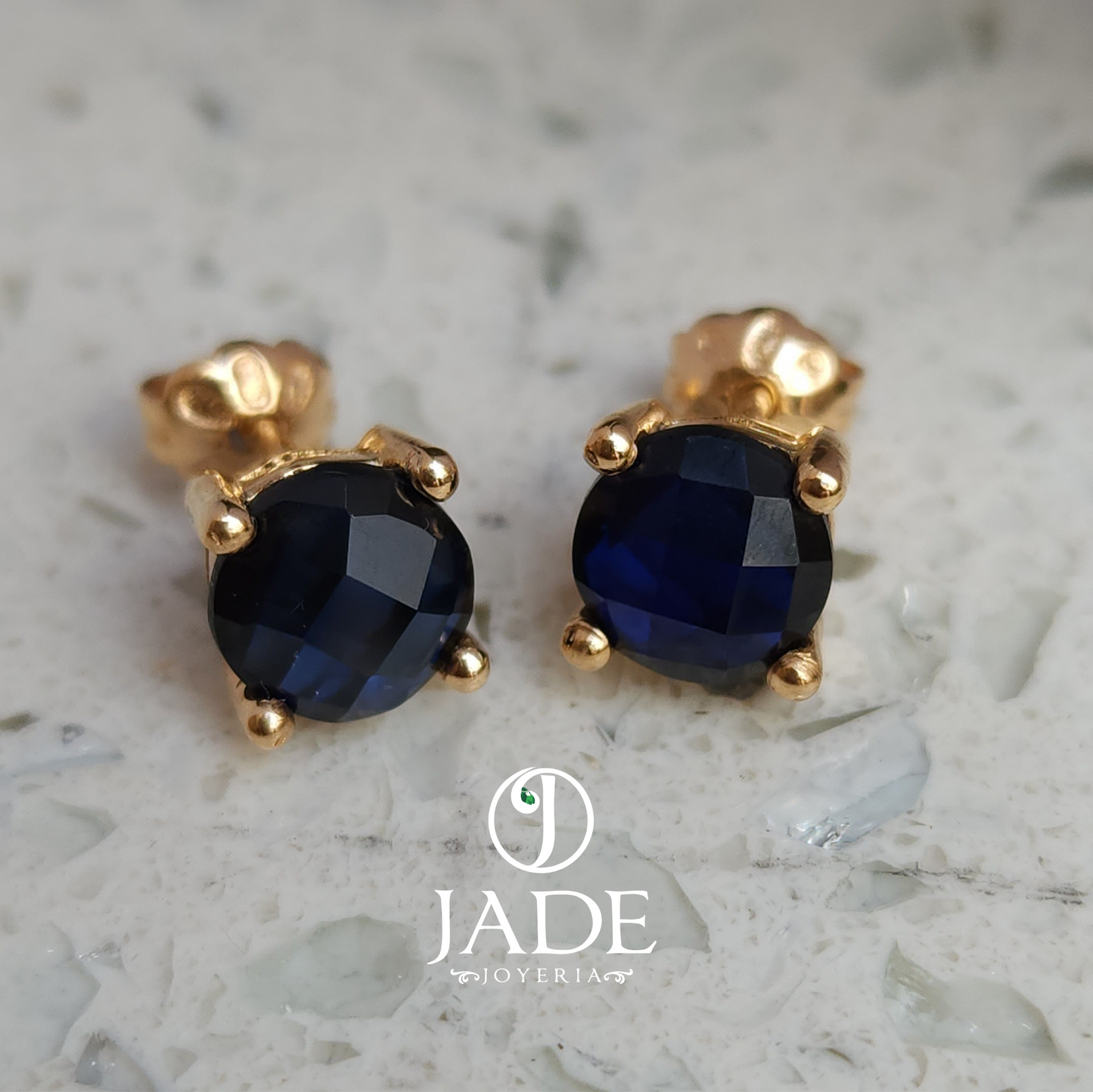 Aretes Lauren con cuarzo azul en oro 18k