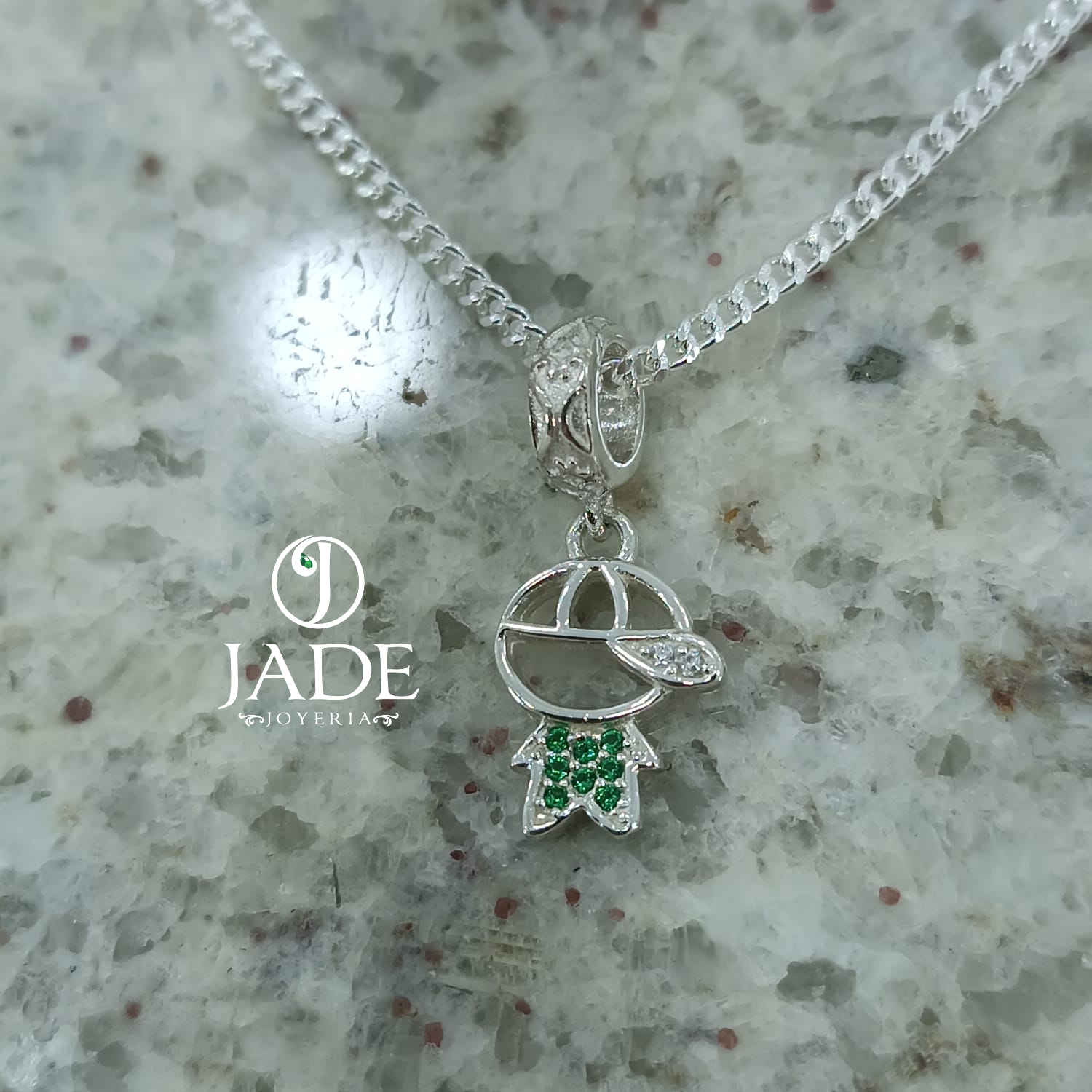 Dije niño tipo charm en plata ley