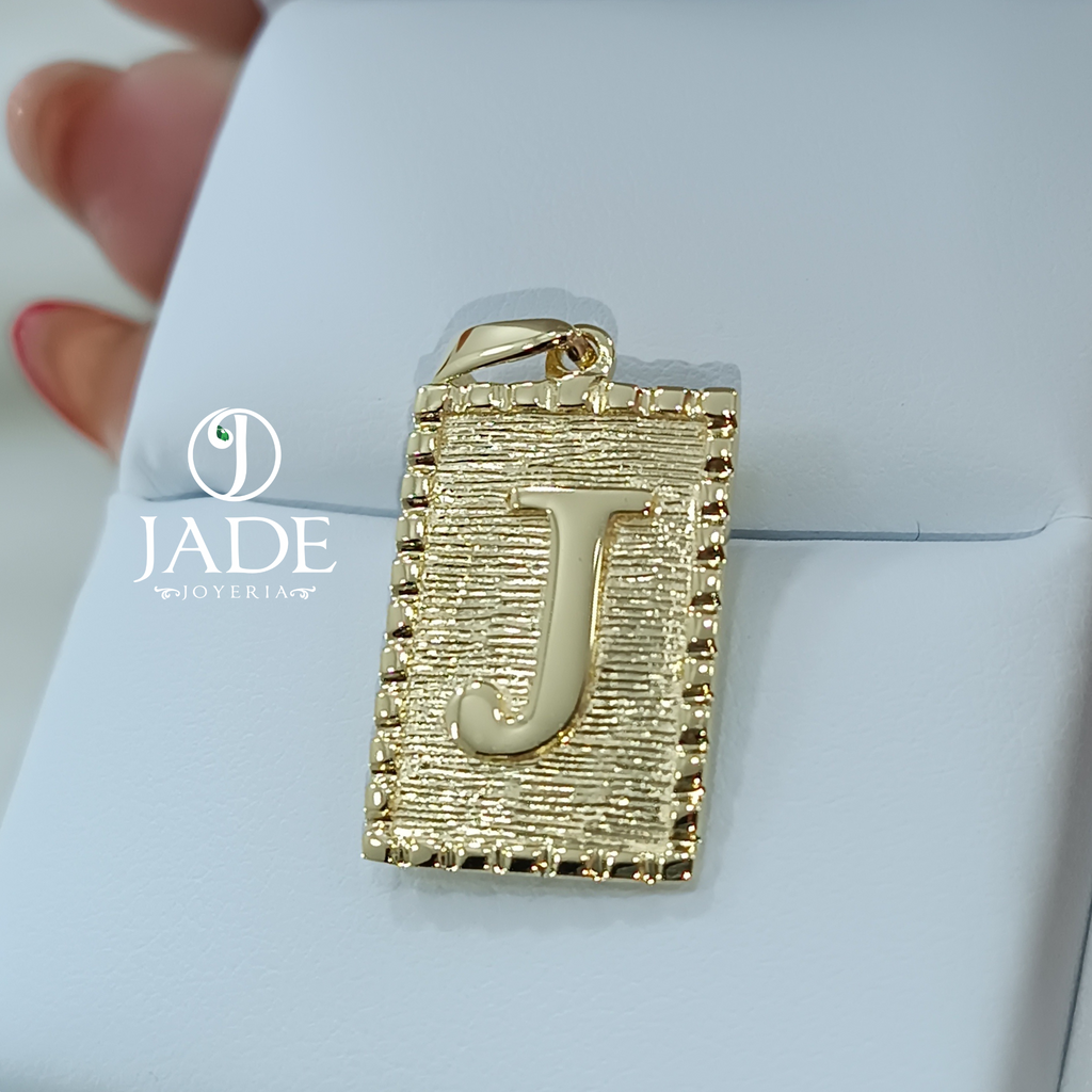 Dije con inicial personalizado