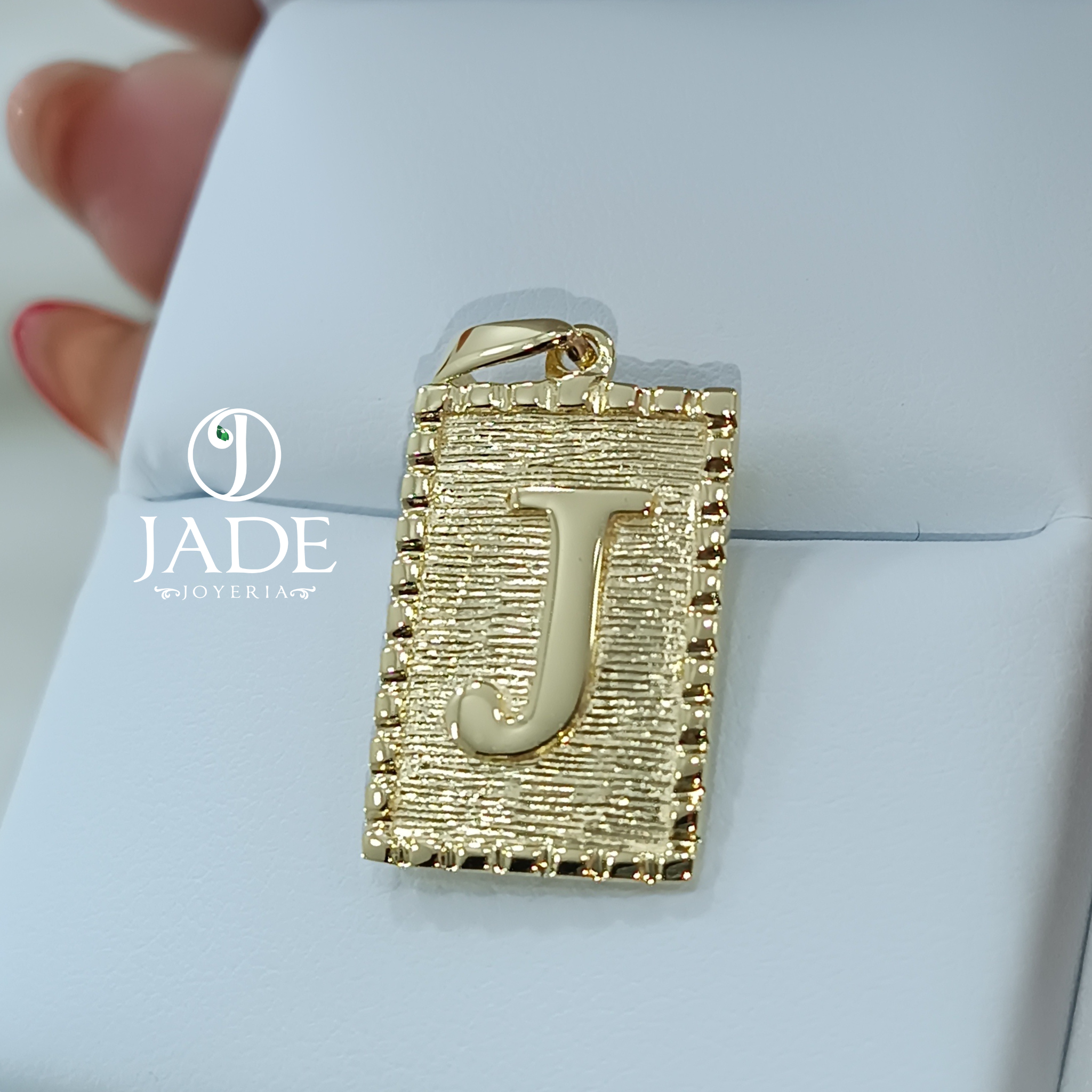 Dije con inicial personalizado