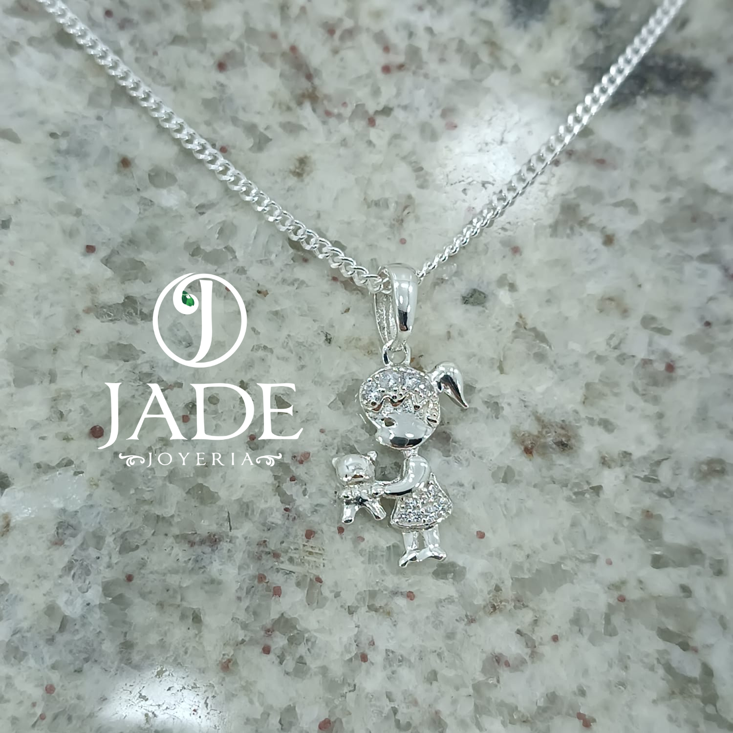 Dije de niña y su osito en plata ley