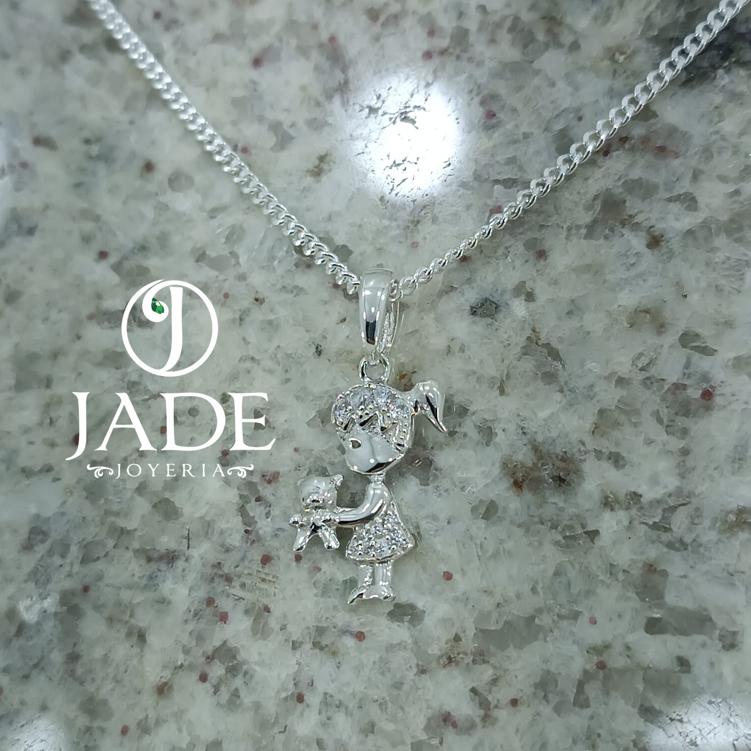 Dije de niña y su osito en plata ley