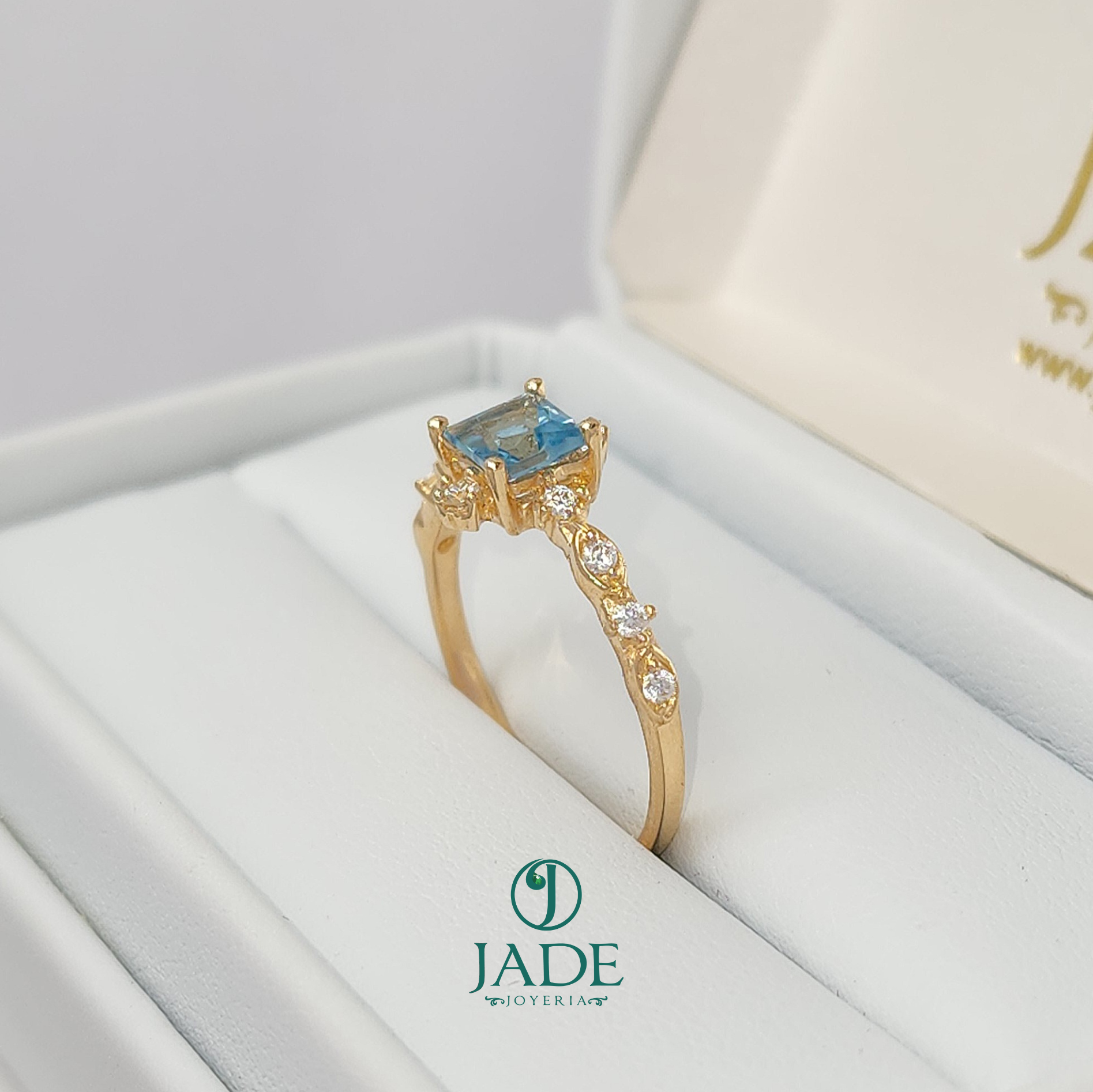 Anillo de Compromiso "Encantador"