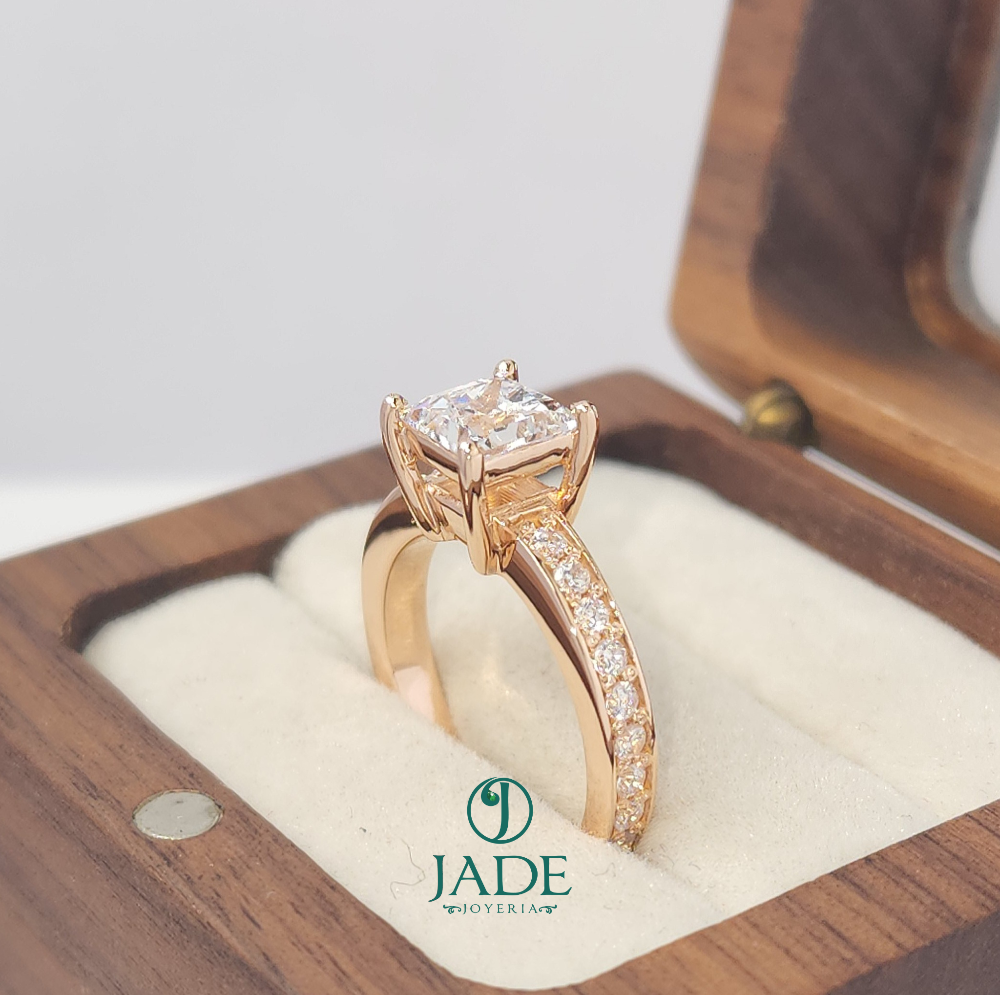 Anillo de Compromiso "Merlina "