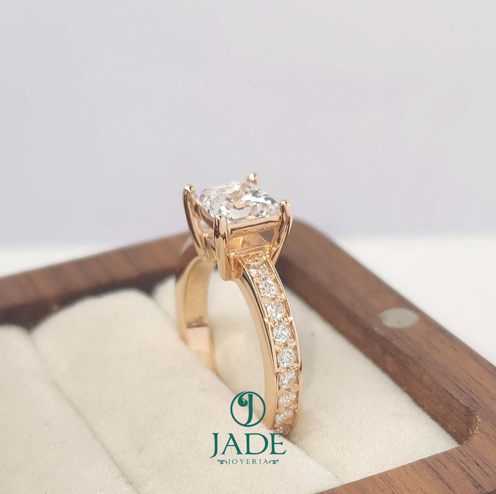 Anillo de Compromiso "Merlina "