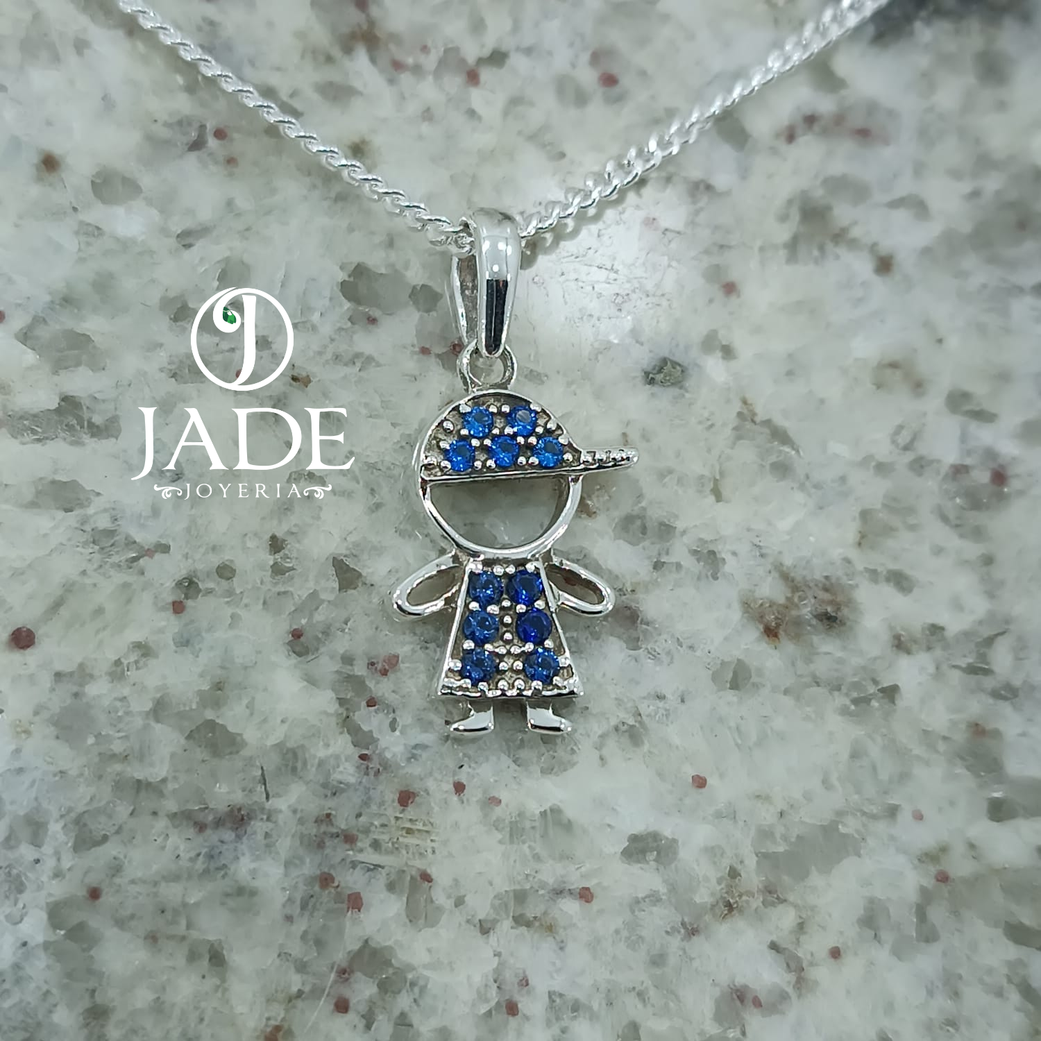Dije de niño con gorra azul en plata ley