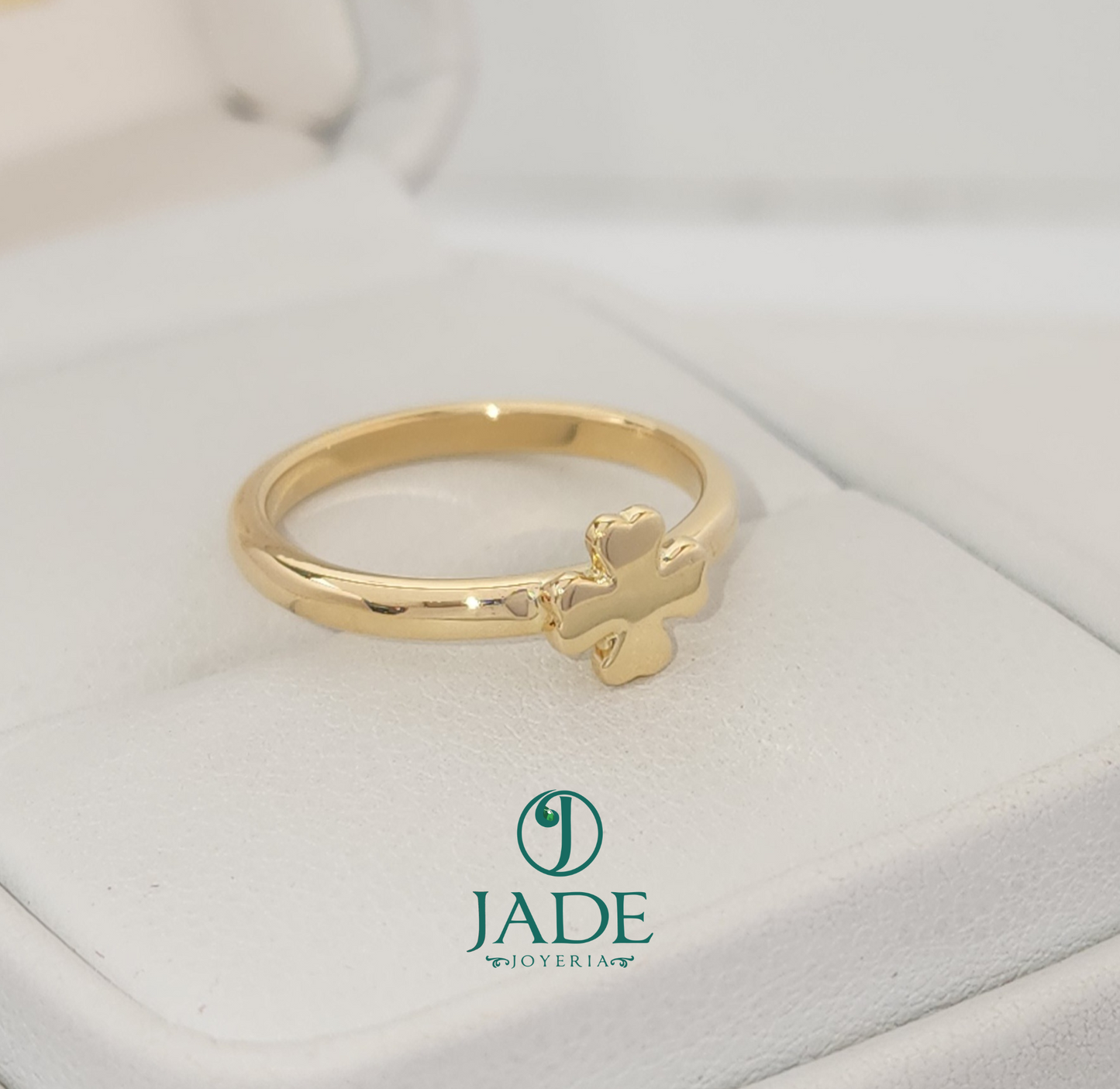 Anillo de trébol en oro 18k