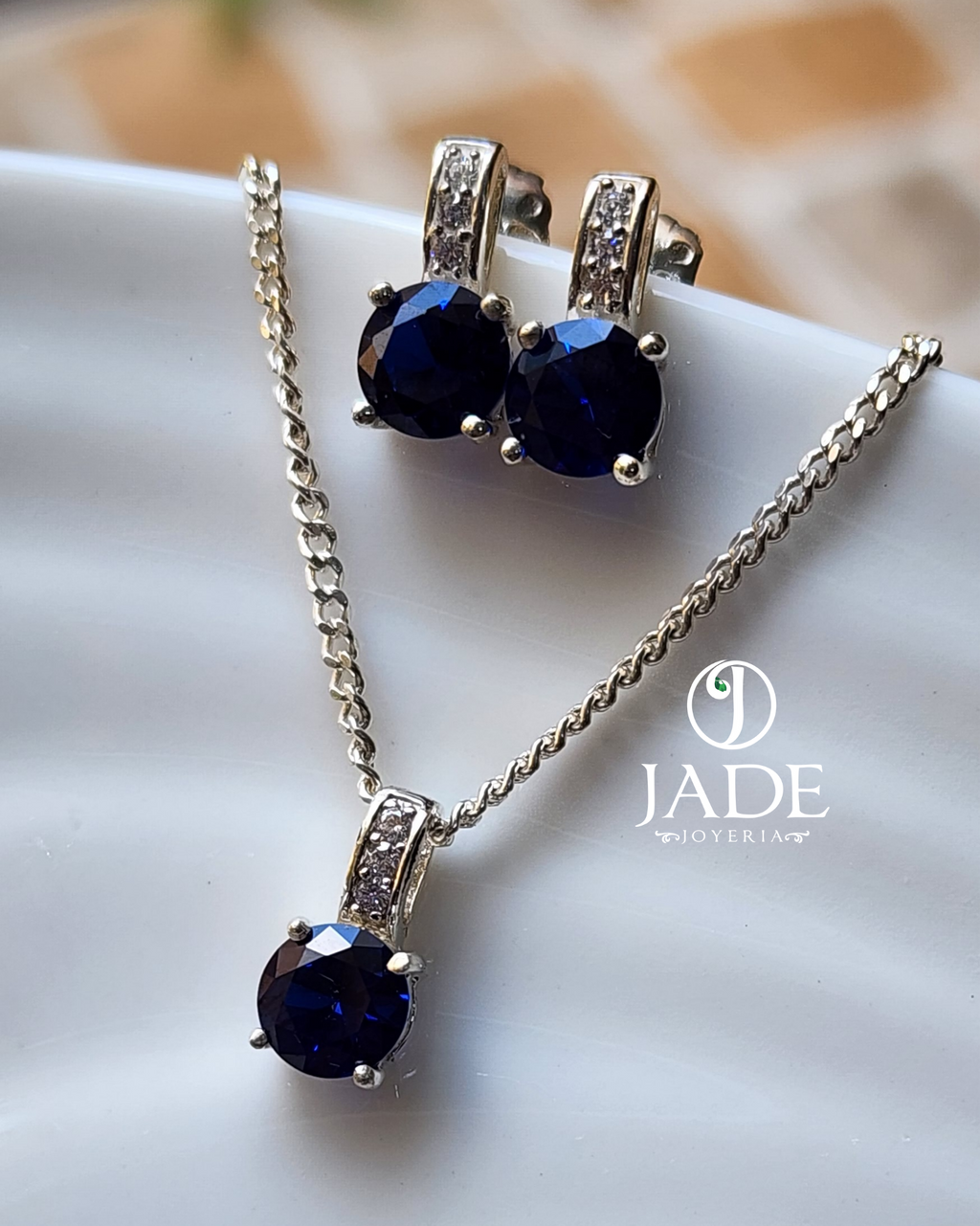 Juego de aretes y collar Mery en plata fina