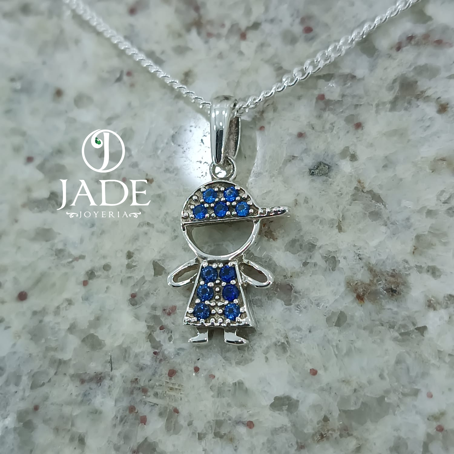 Dije de niño con gorra azul en plata ley