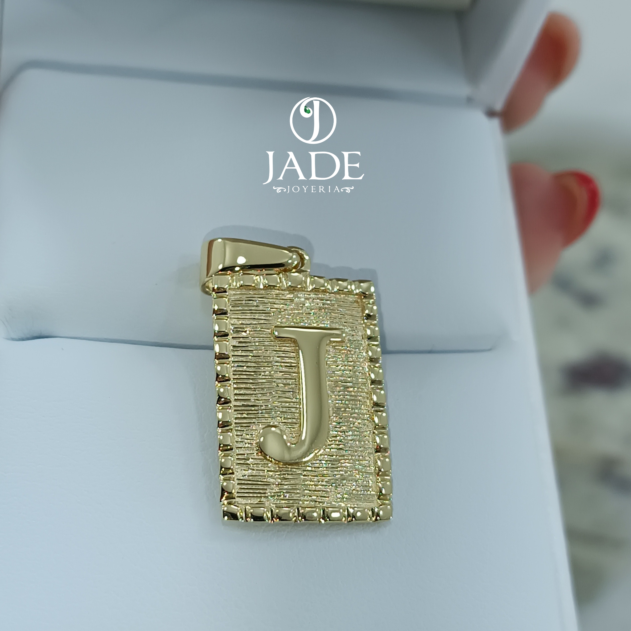 Dije con inicial personalizado