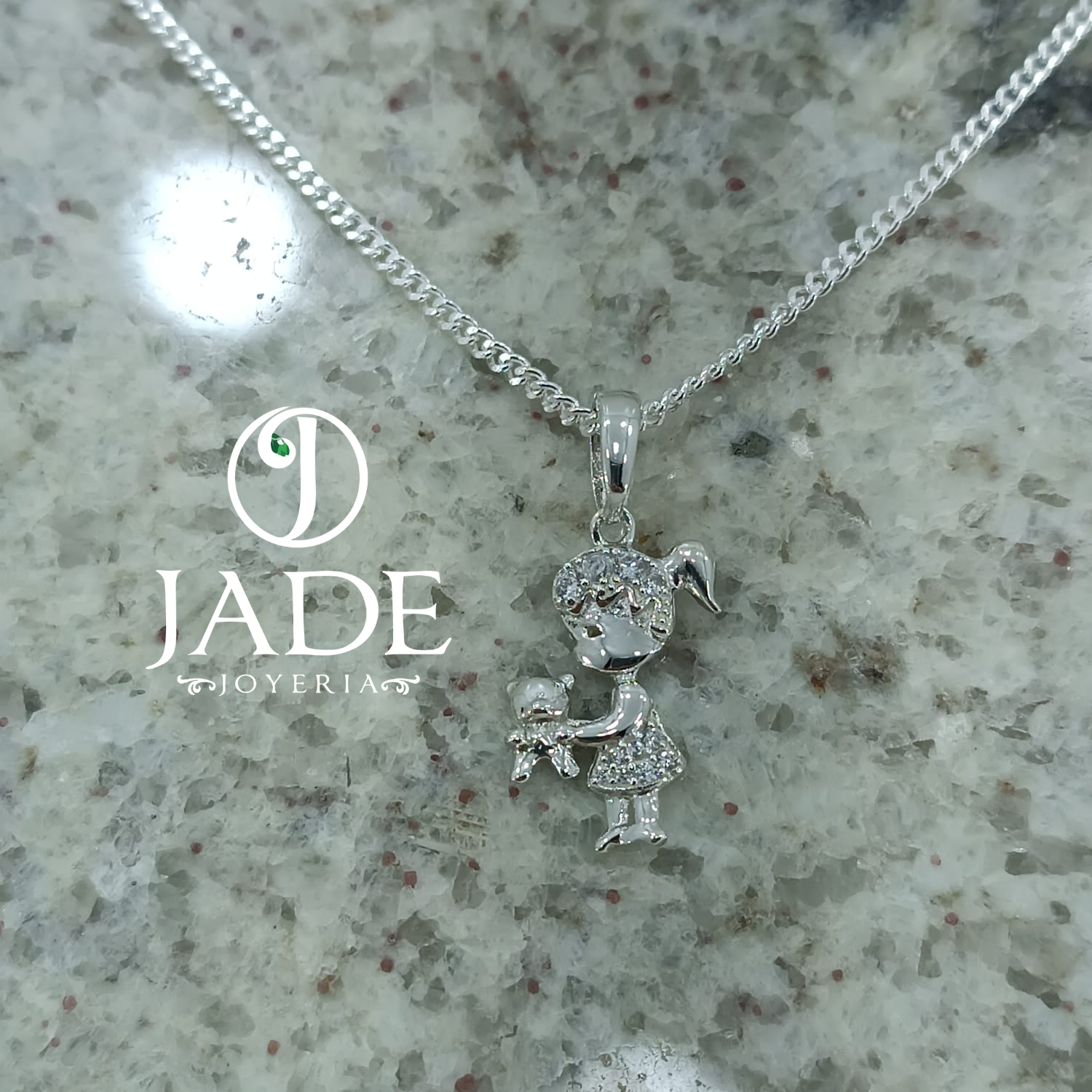 Dije de niña y su osito en plata ley