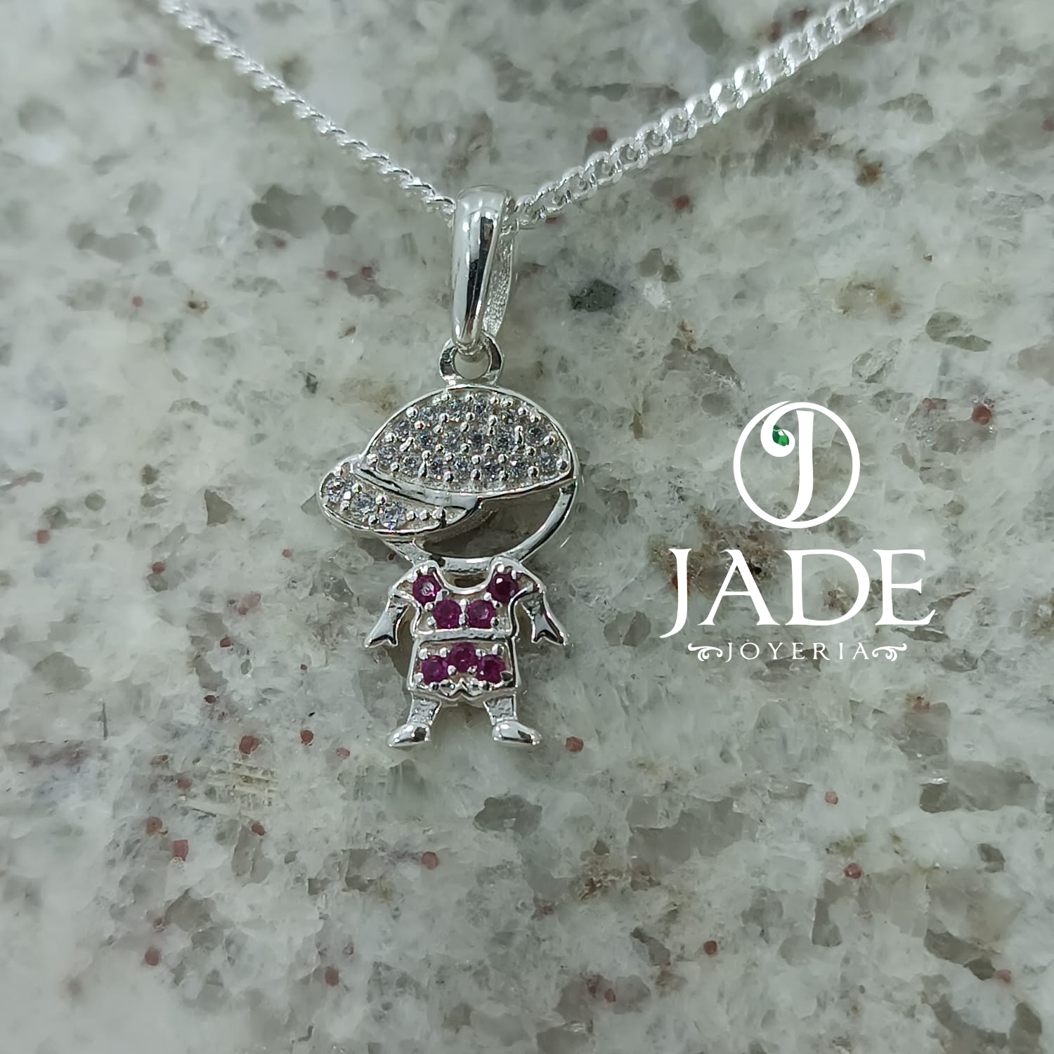 Dije de niño con gorra en plata ley