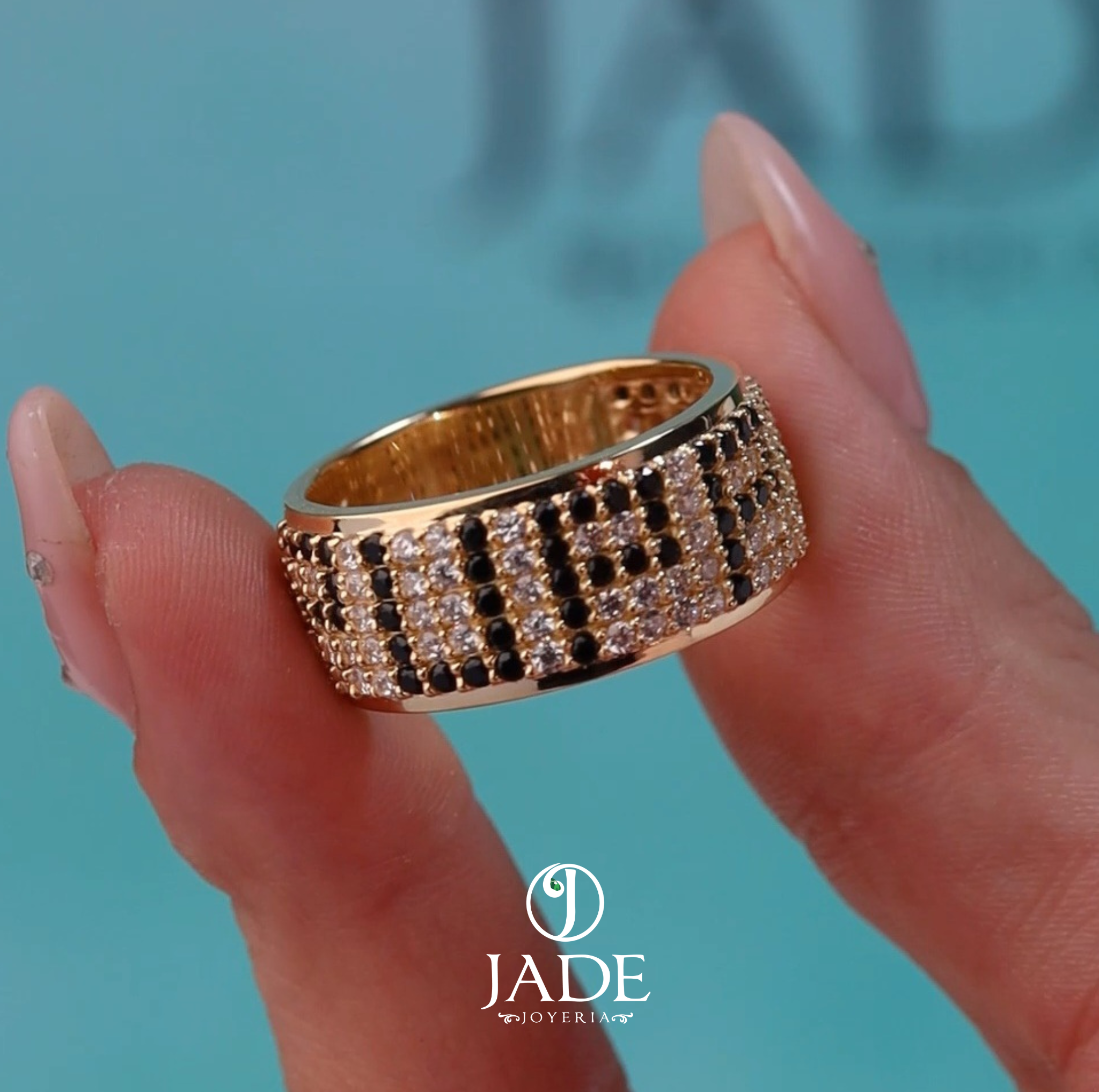 Anillo con 5 lineas de piedras