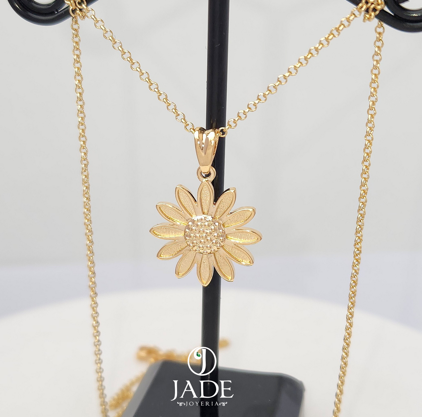 Dije de girasol en oro 18k