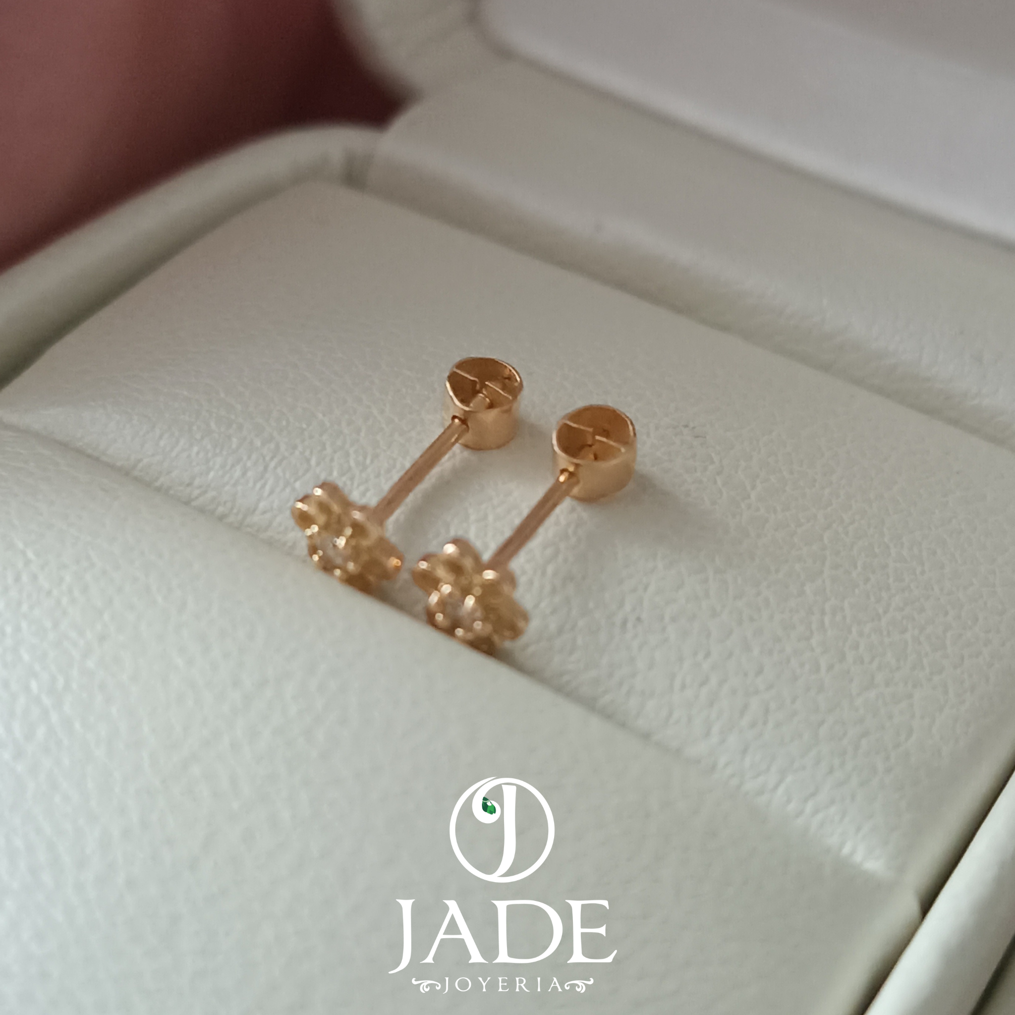 Aretes de Flor para Bebé Oro de 18k