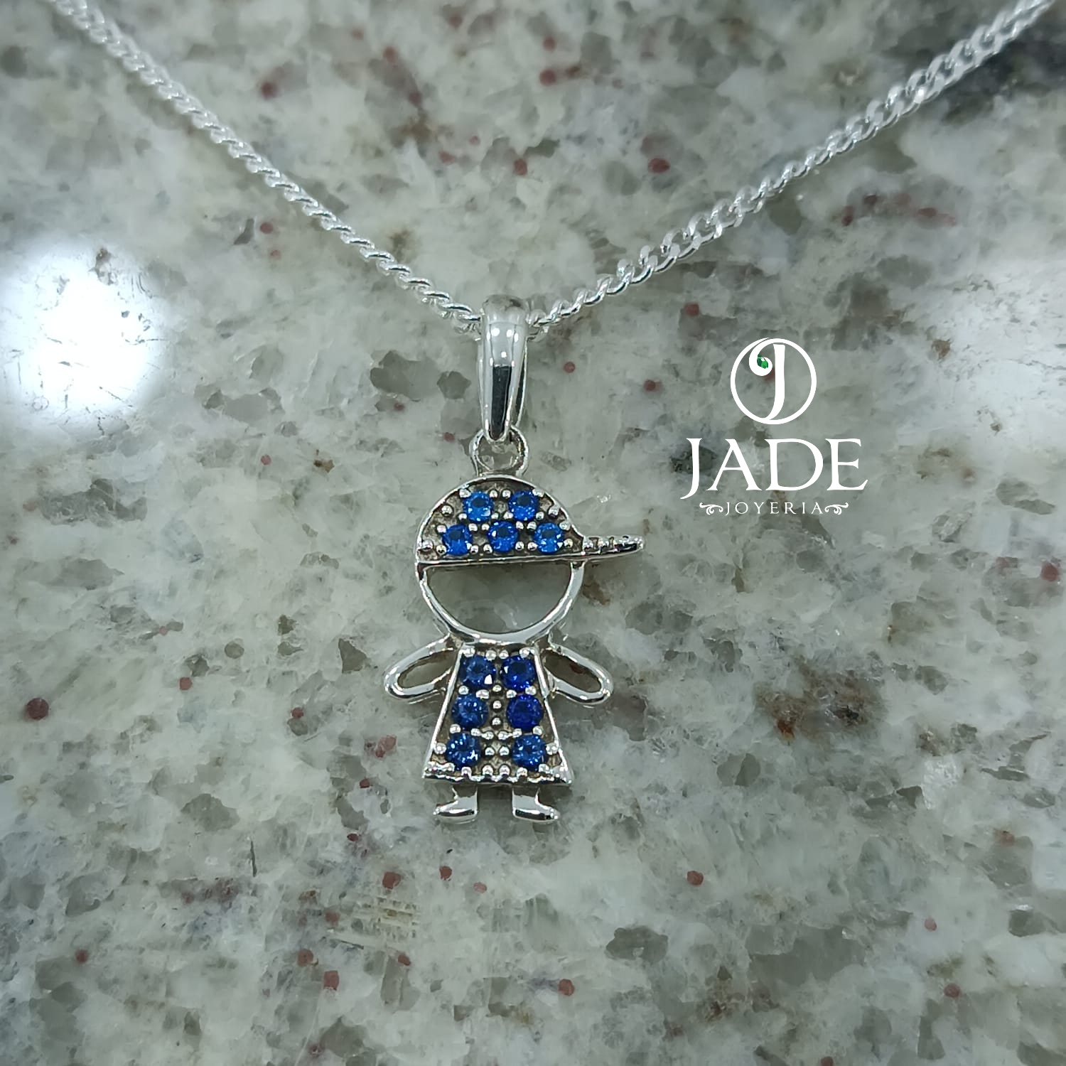 Dije de niño con gorra azul en plata ley
