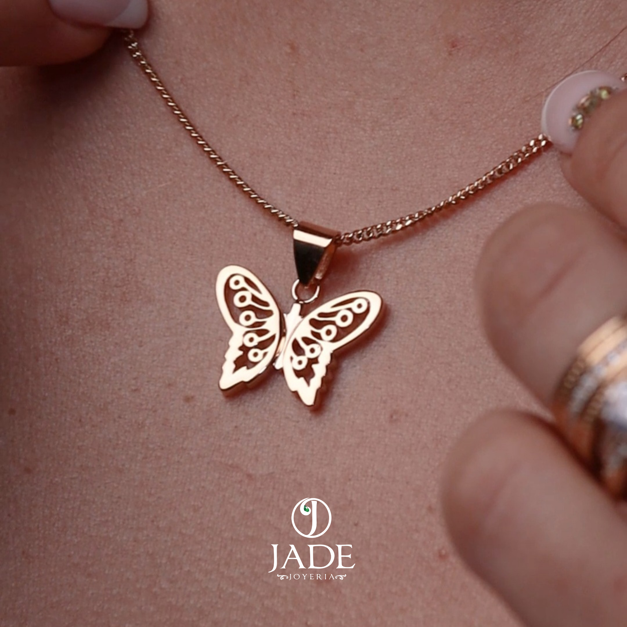 Juego de aretes mariposa y collar