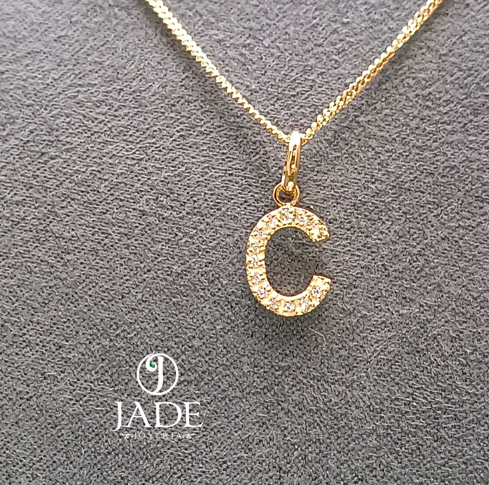 Dije de inicial C