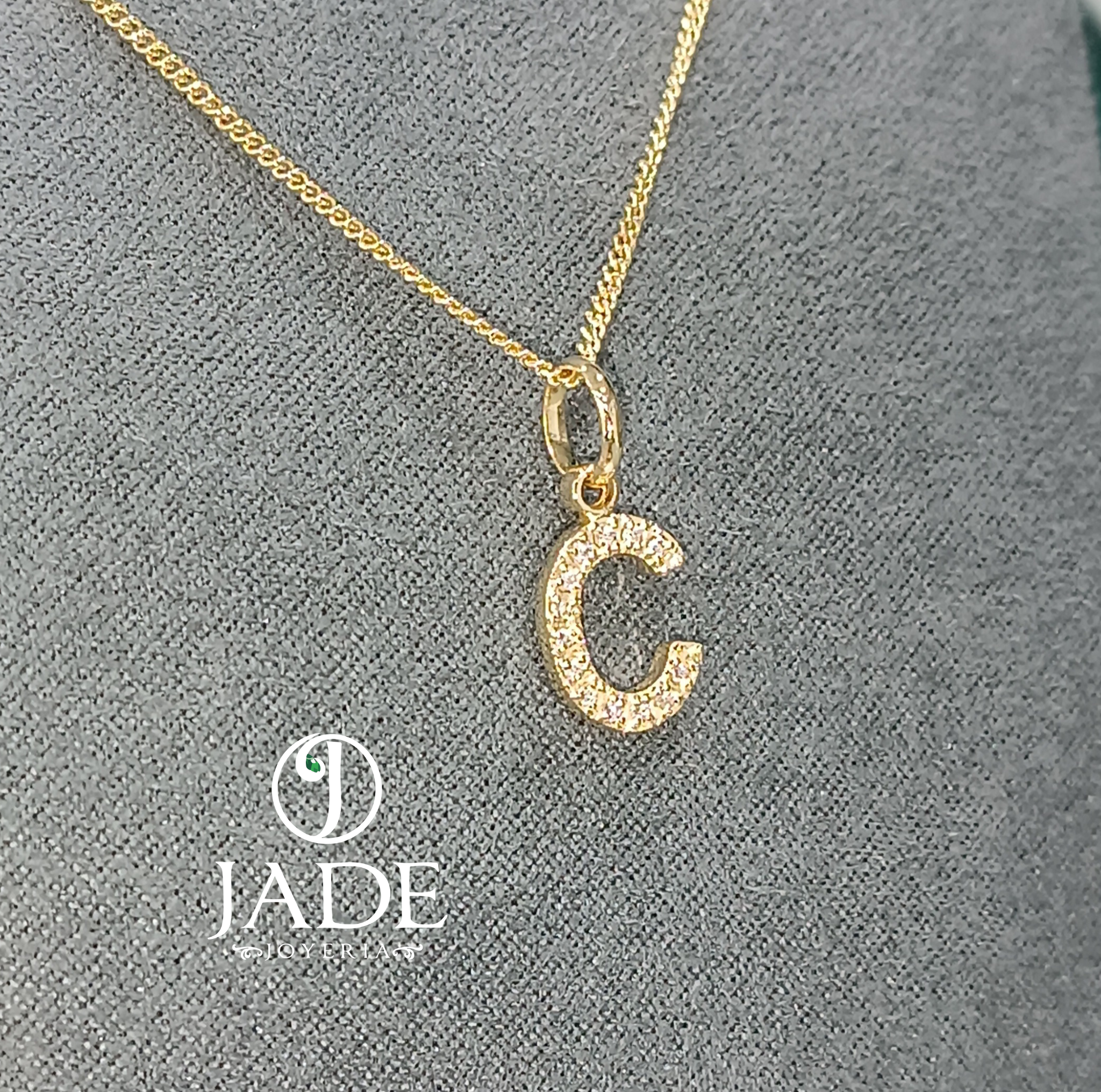 Dije de inicial C