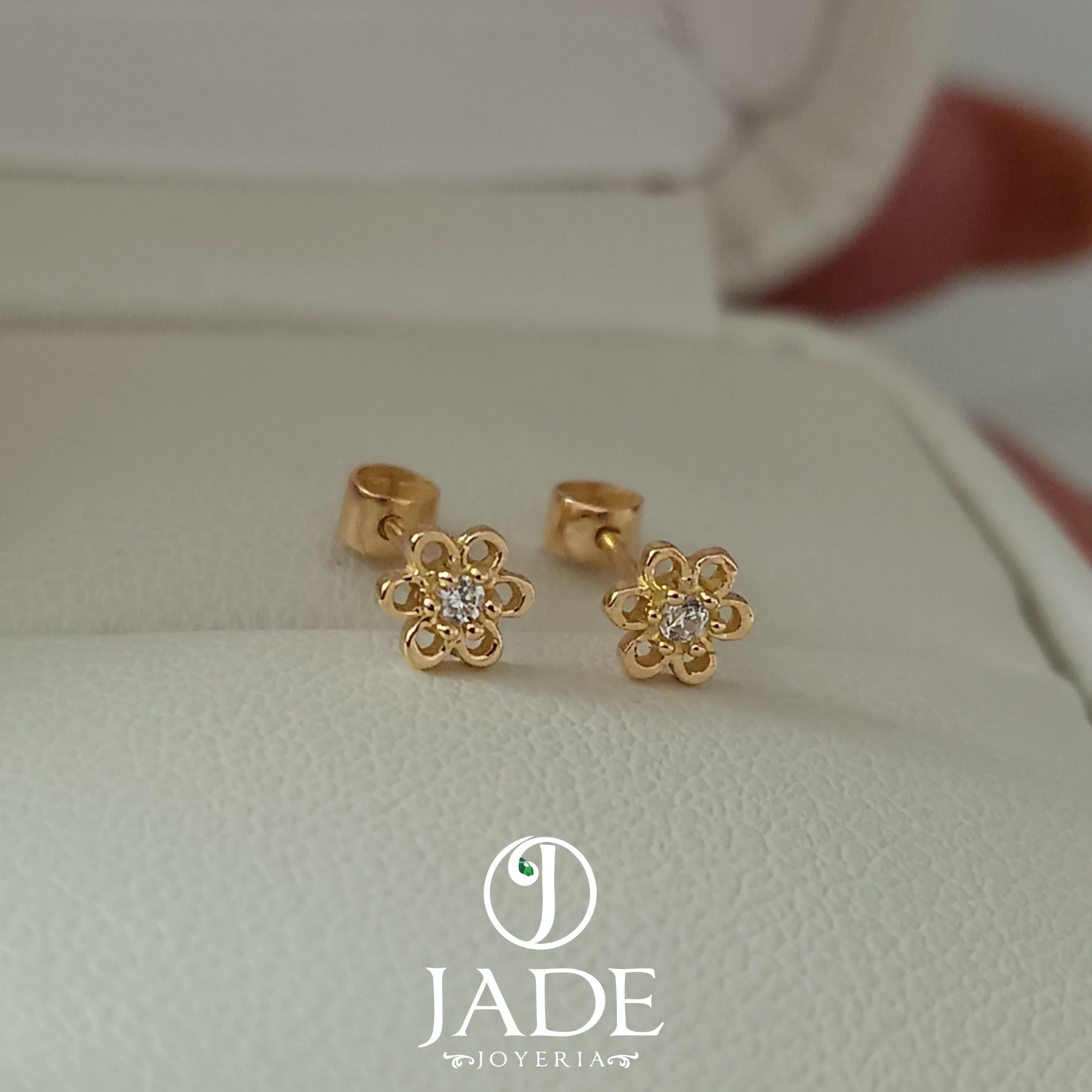 Aretes de Flor para Bebé Oro de 18k