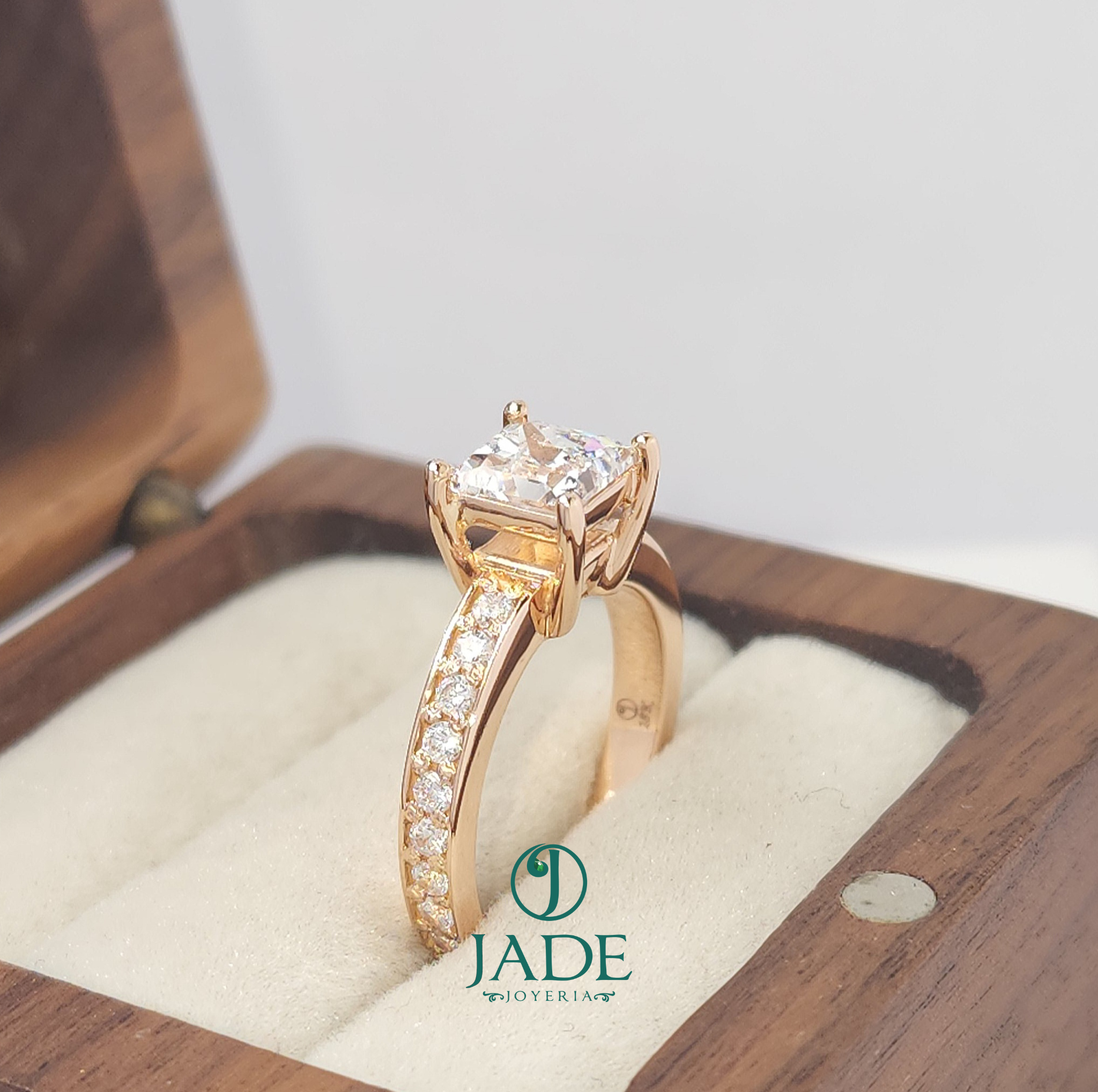 Anillo de Compromiso "Merlina "