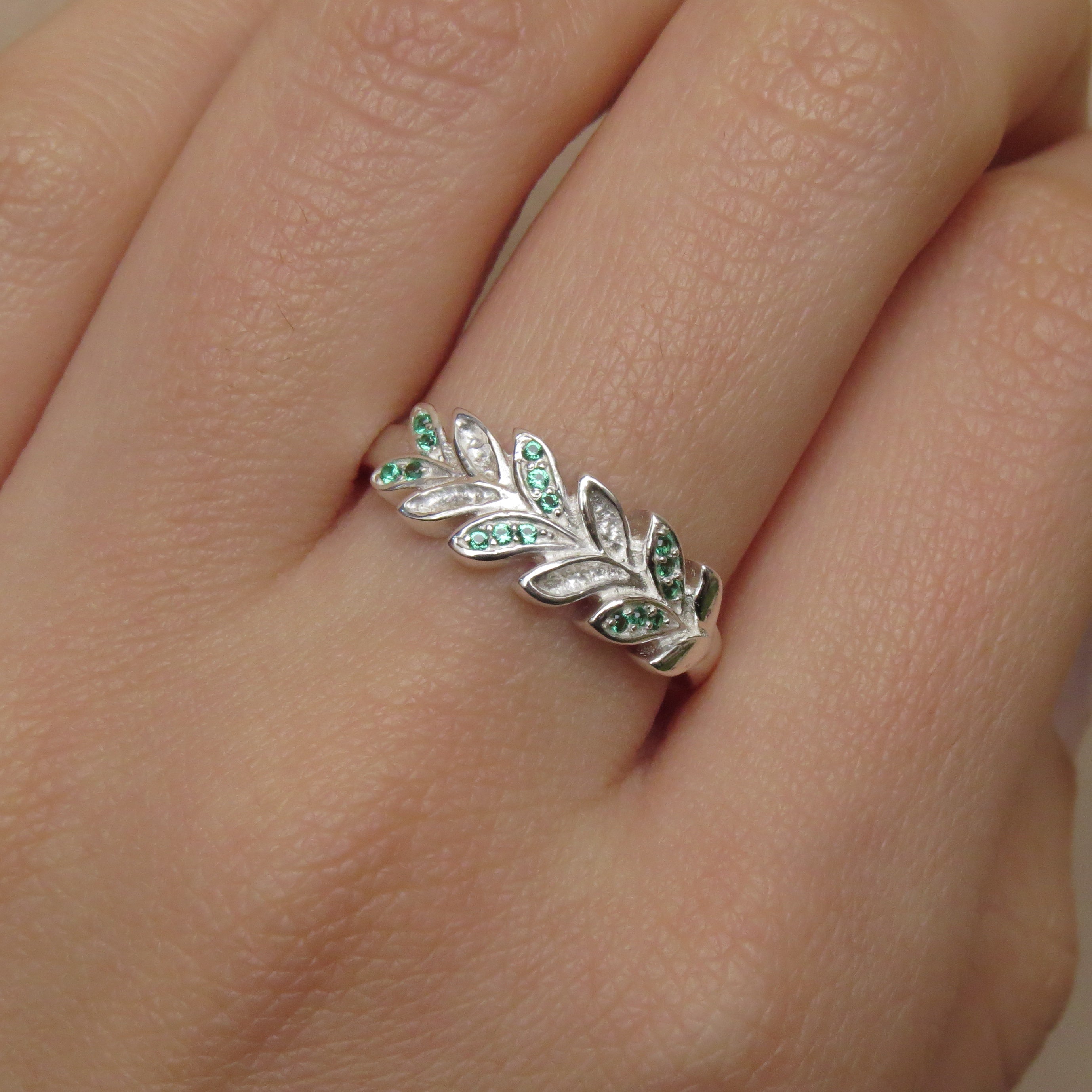 Anillo de hojas con piedras azul en plata fina