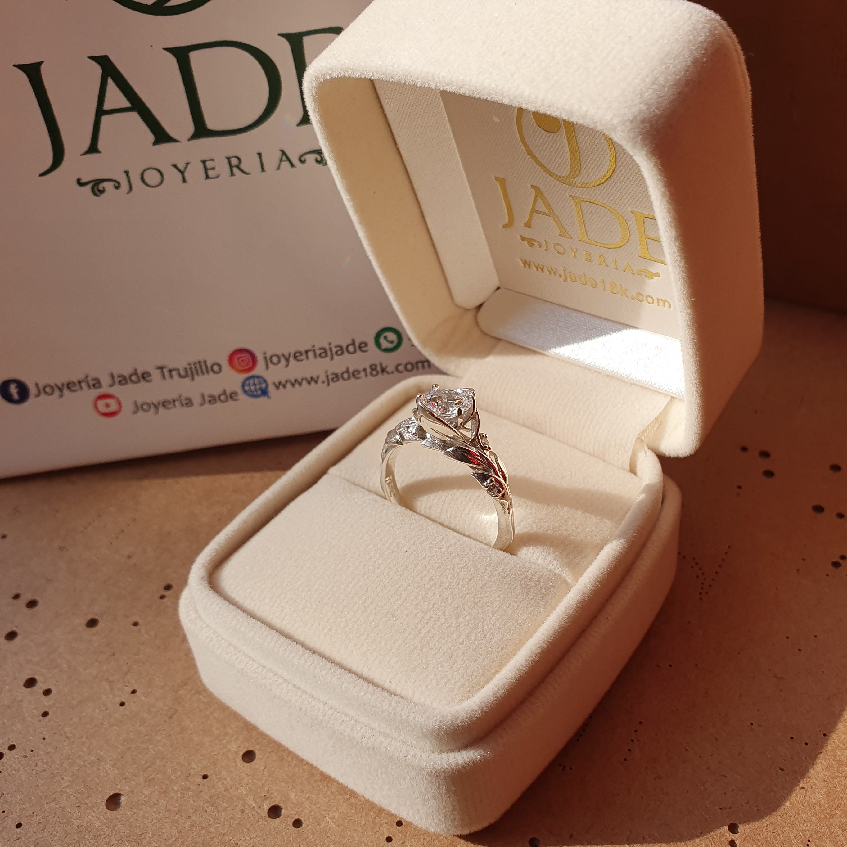 Anillo forma de rosa de Compromiso en plata ley