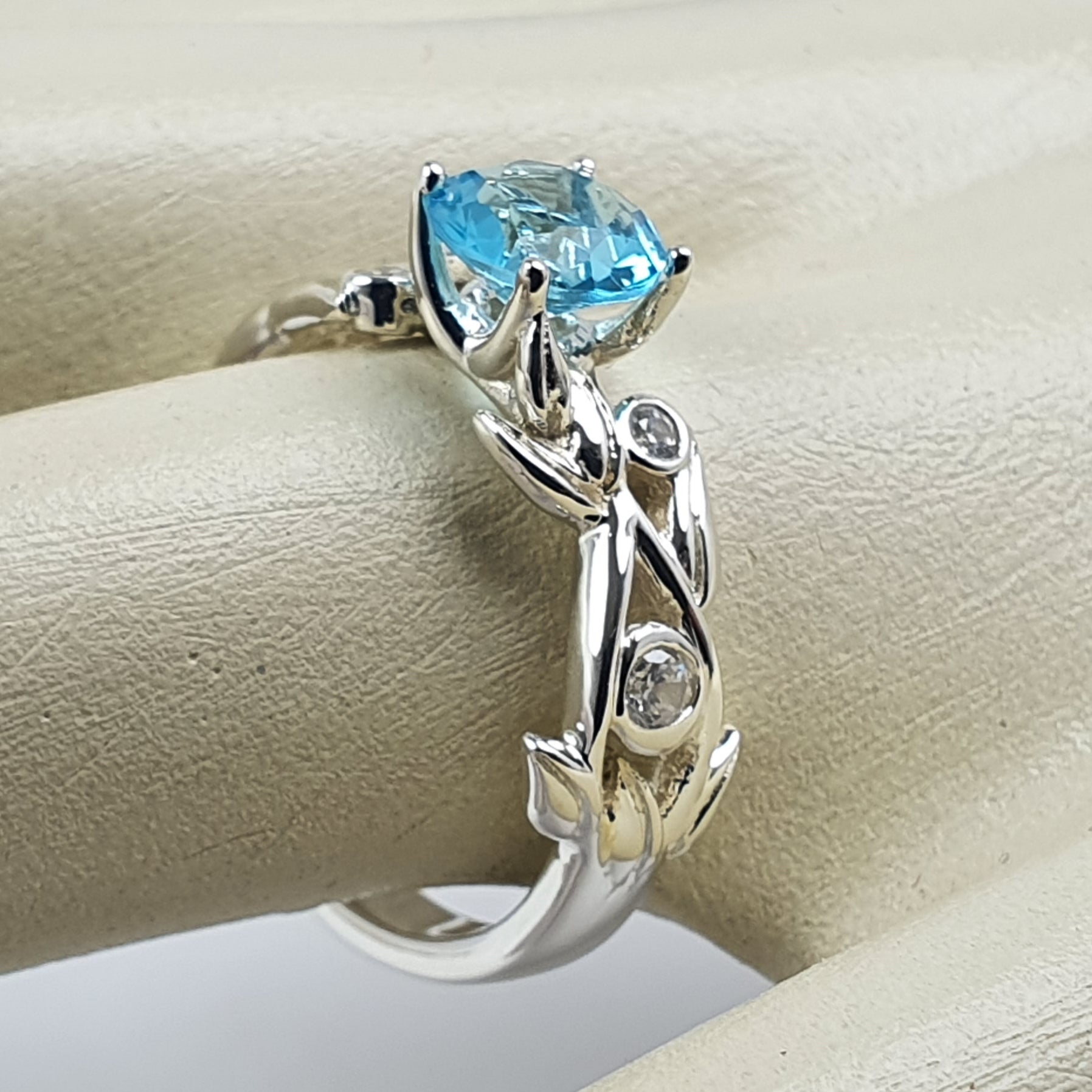 Anillo Erica de Compromiso en Plata Ley Piedra Celeste Tipo Flor