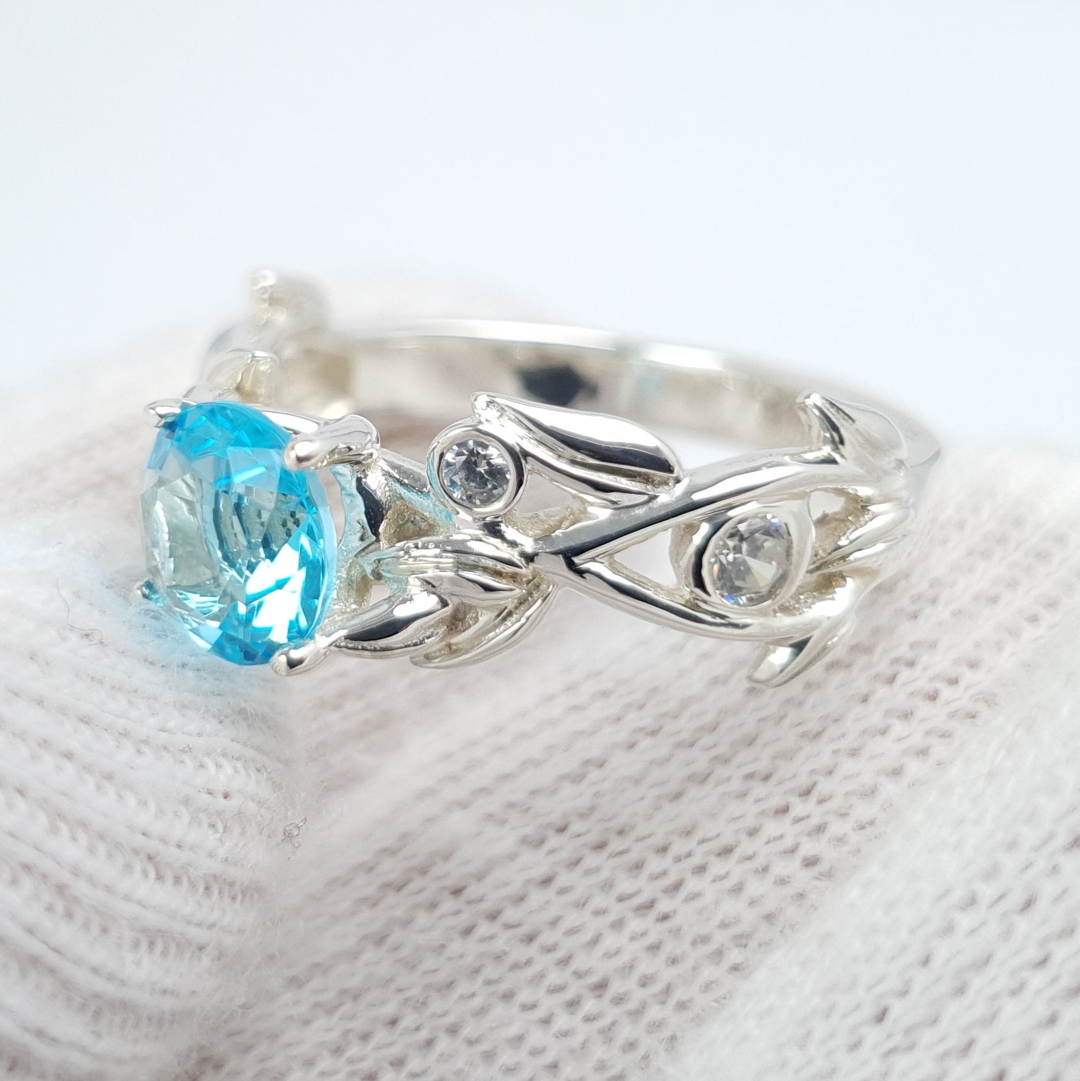 Anillo Erica de Compromiso en Plata Ley Piedra Celeste Tipo Flor