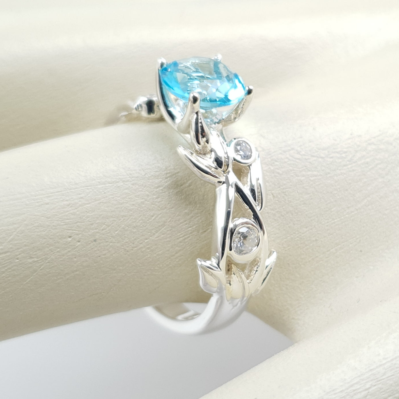 Anillo Erica de Compromiso en Plata Ley Piedra Celeste Tipo Flor