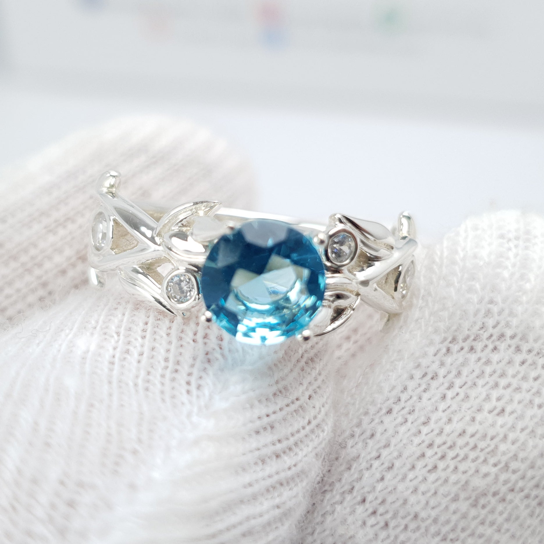 Anillo Erica de Compromiso en Plata Ley Piedra Celeste Tipo Flor